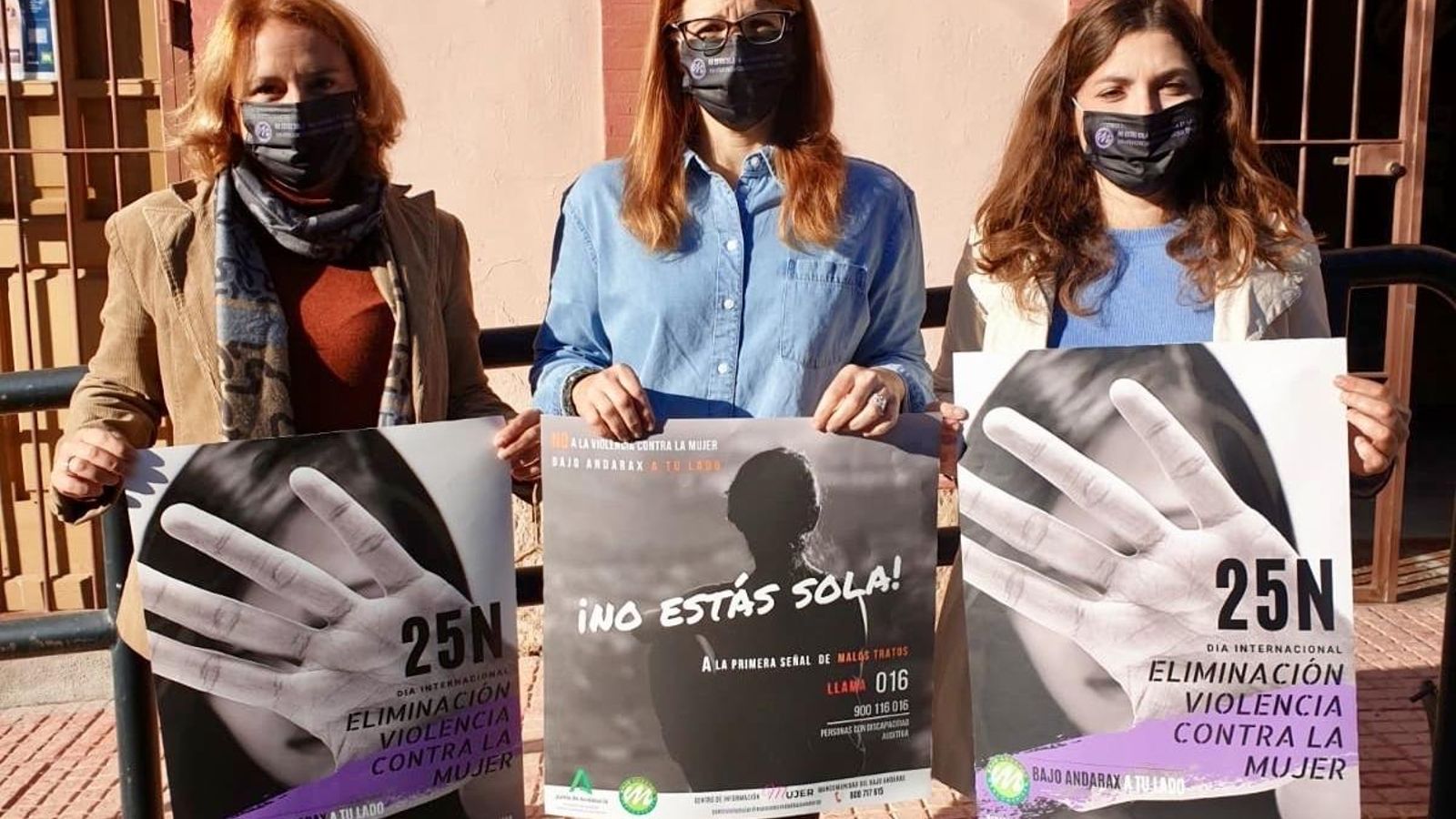 La presidenta de la Mancomunidad flanqueada por las trabajadoras del Centro de Información a la Mujer