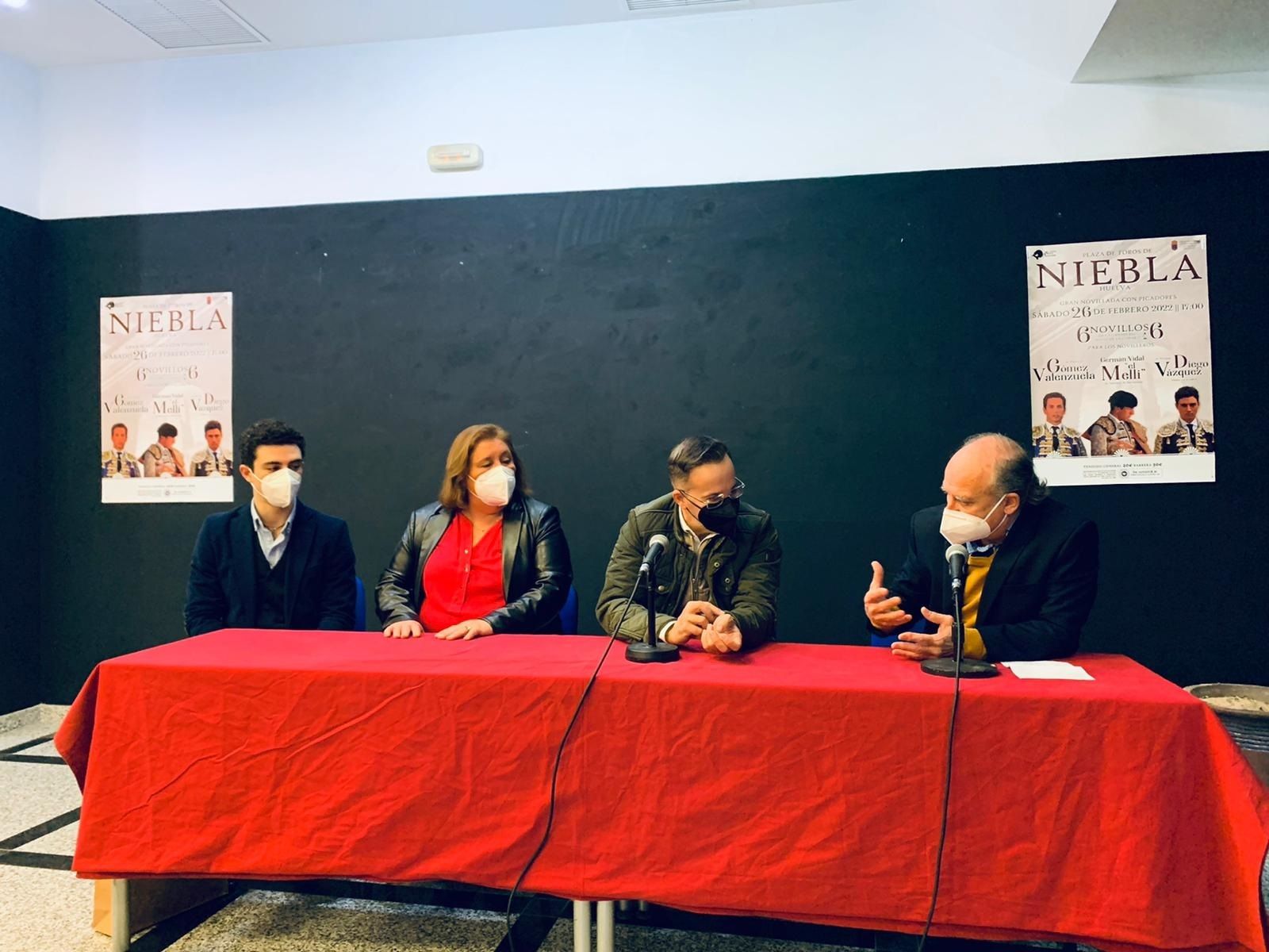 Presentación del novillero en Hinojos con su alcalde y su homóloga iliplense.