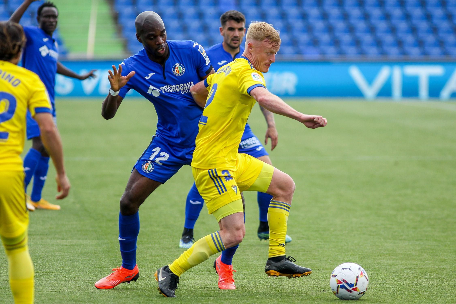 Jonsson y Nyom durante el Getafe-Cádiz.