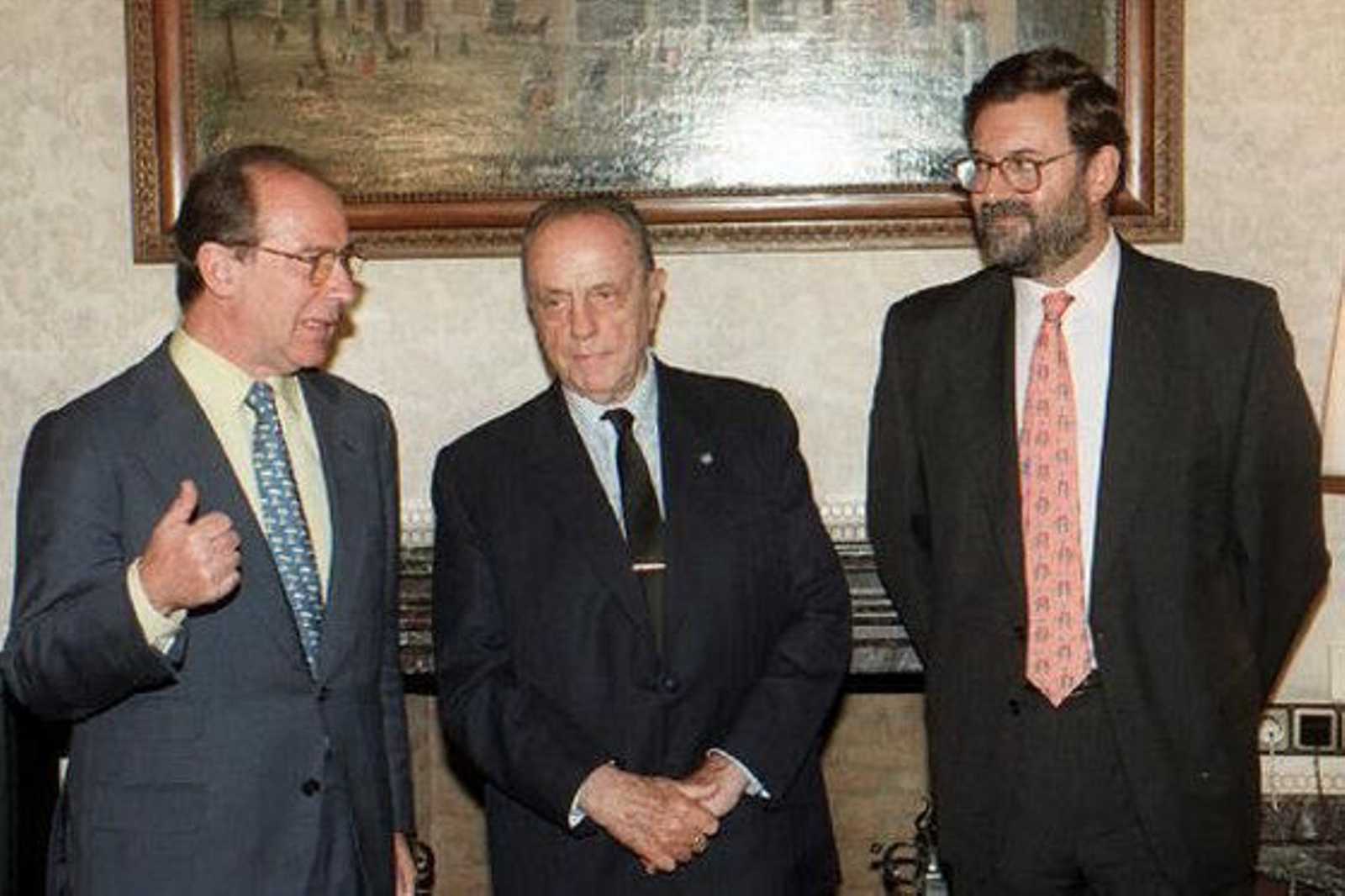 El por entonces presidente de la Xunta de Galicia, con el vicepresidente del Gobierno y ministro  de Economía y Hacienda, Rodrigo Rato (i), y el ministro  de Administraciones Públicas, Mariano Rajoy (d) en 1996. / EFE