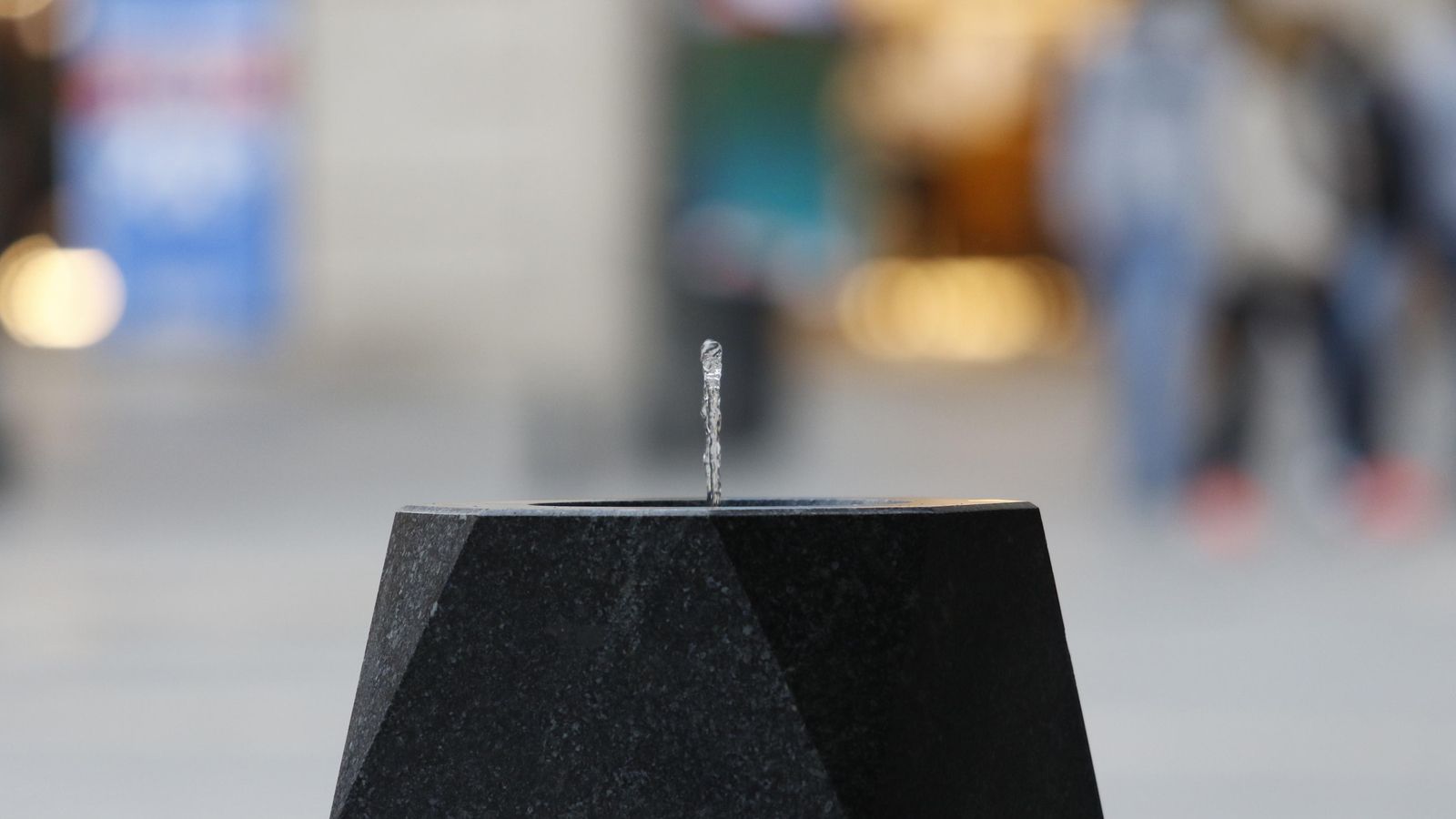 Fuente emanando agua.