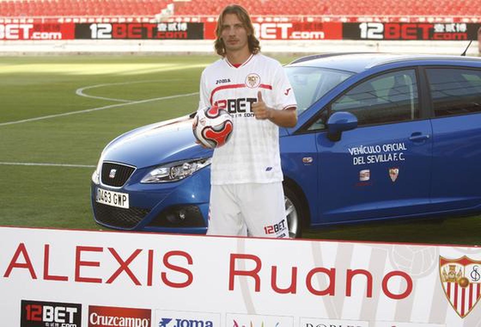 Alexis Ruano posa con la camiseta del Sevilla.

Foto: Belén Vargas