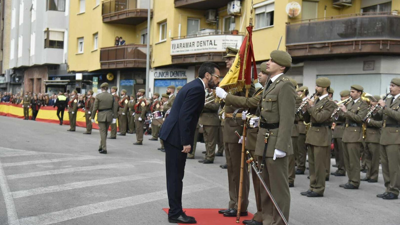 El alcalde de La Línea, Juan Franco, presta juramento.