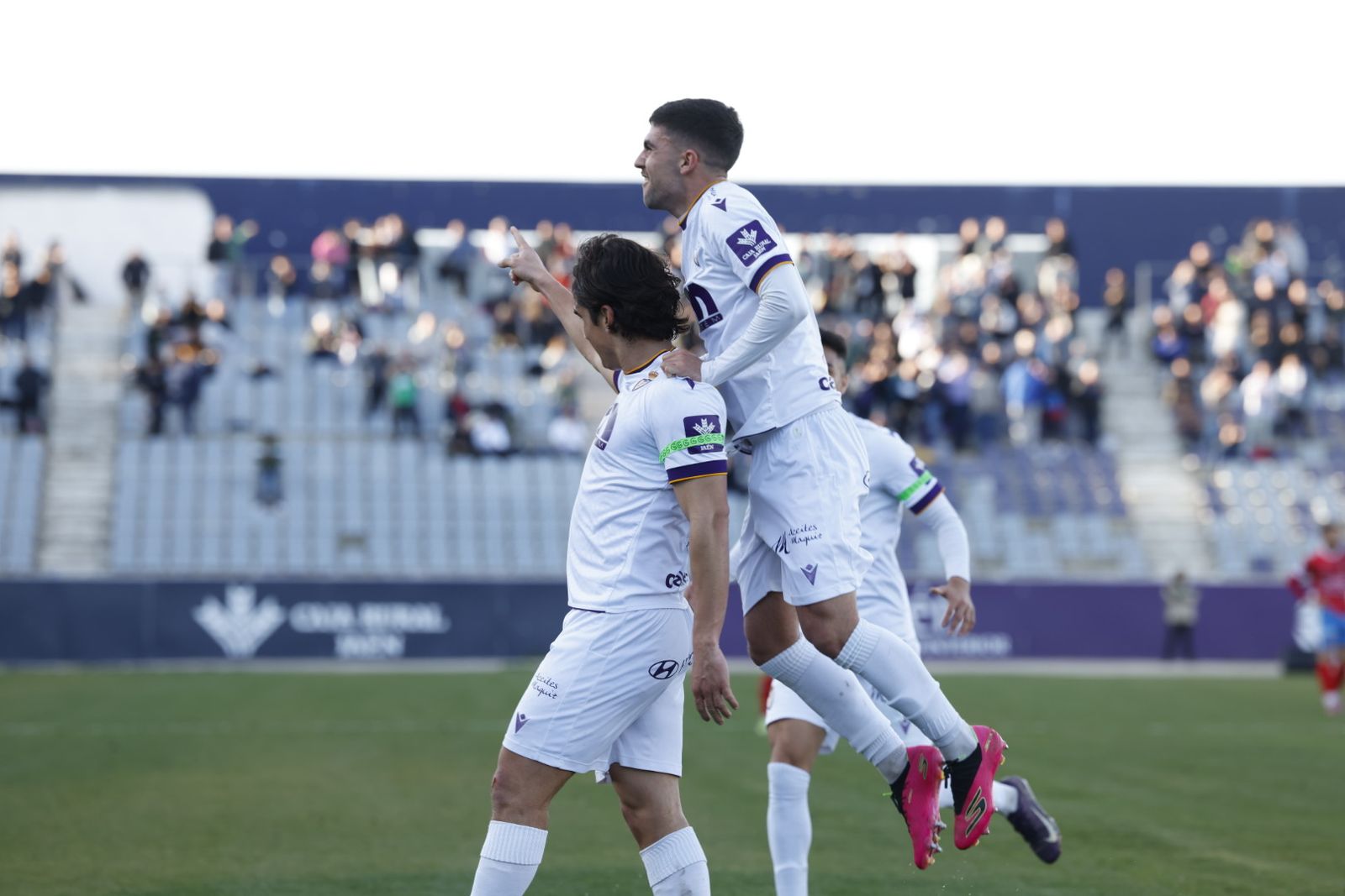 Siverio y Curro Burgos celebran el segundo gol del Real Jaén.