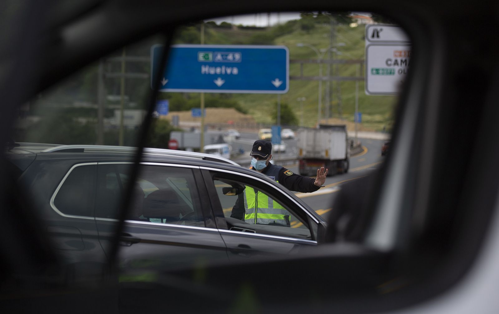 Coronavirus en Sevilla: Controles de la Policía Nacional a las puertas del puente del 1 de Mayo