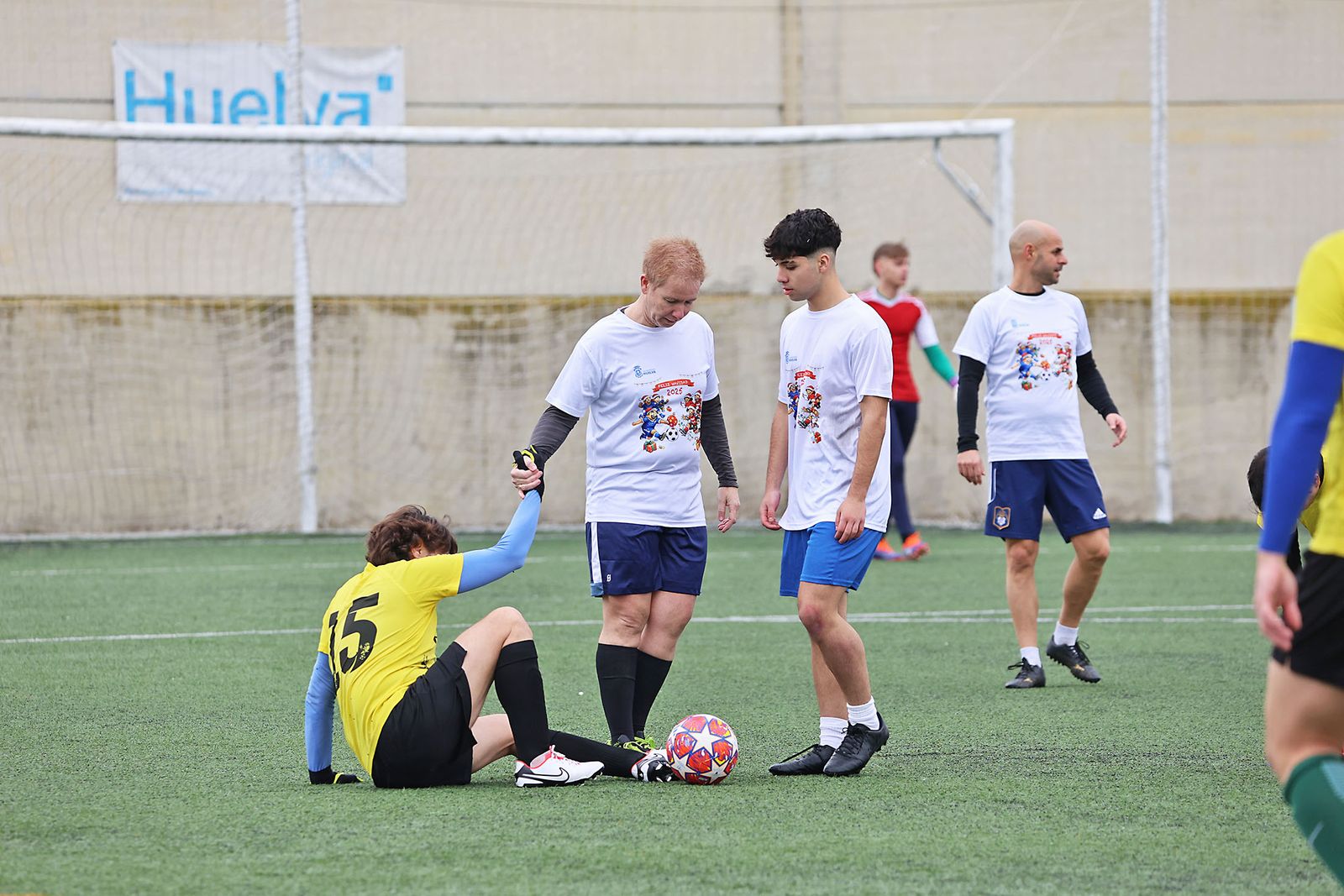 Periodistas y políticos disputan su tradicional partido navideño de fútbol