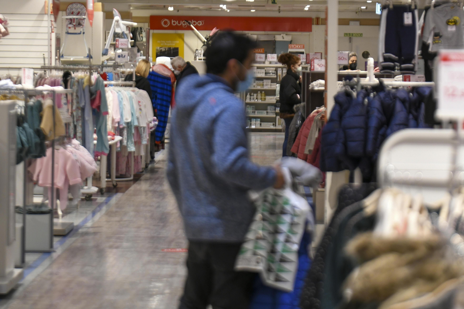 Fotos: el inicio de las rebajas en el Corte Inglés de Granada