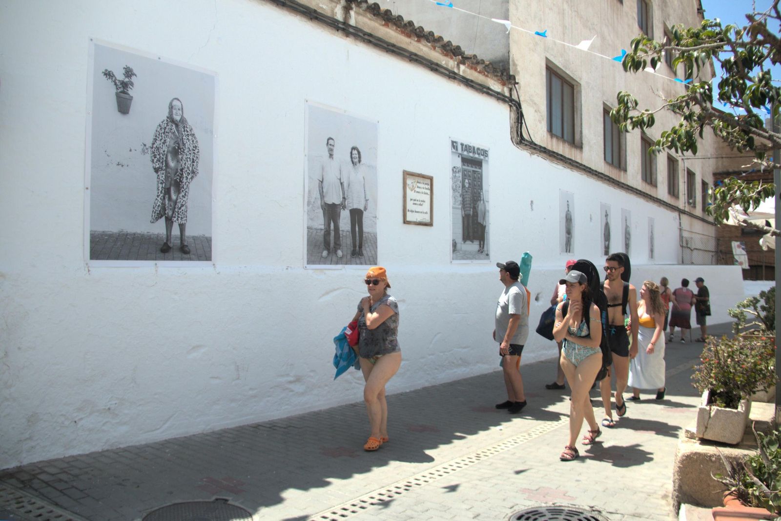 Varias personas pasan por una de las calles de La Caleta en una imagen de archivo