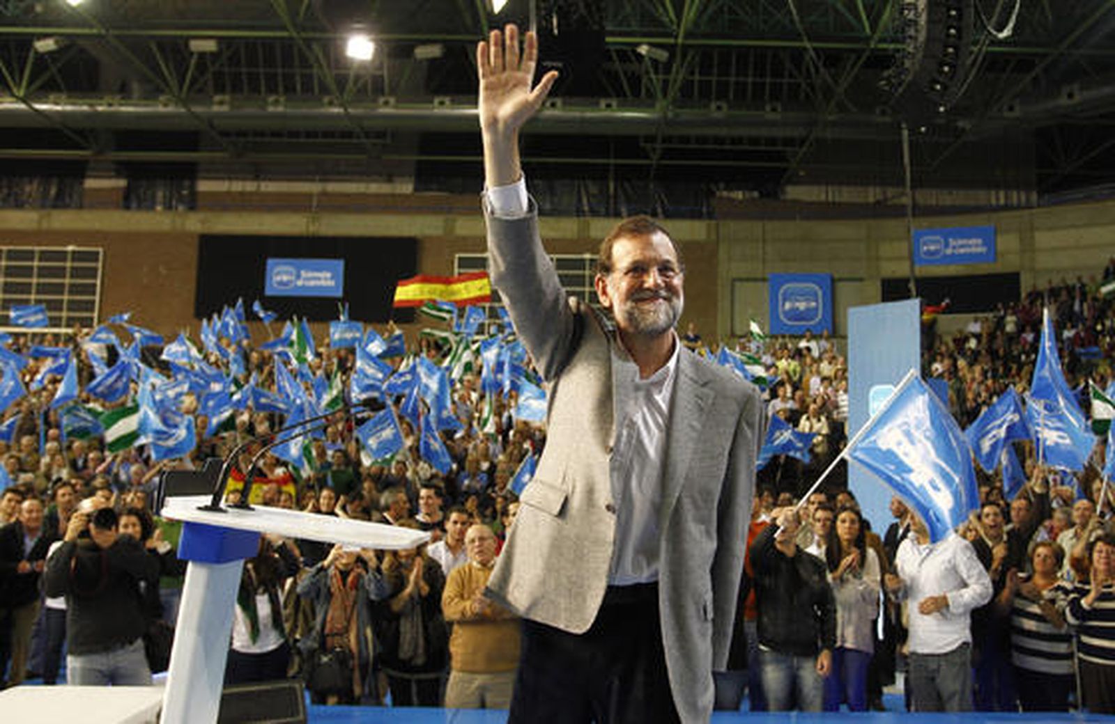 Mariano Rajoy ofrece un mitin en el palacio de deportes de Sevilla, con la presencia de Javier Arenas, Juan ignacio Zoido y Cristobal Montoro, entre otros miembros del Partido Popular.

Foto: El mitin del Partido Popular en Sevilla, en im?nes