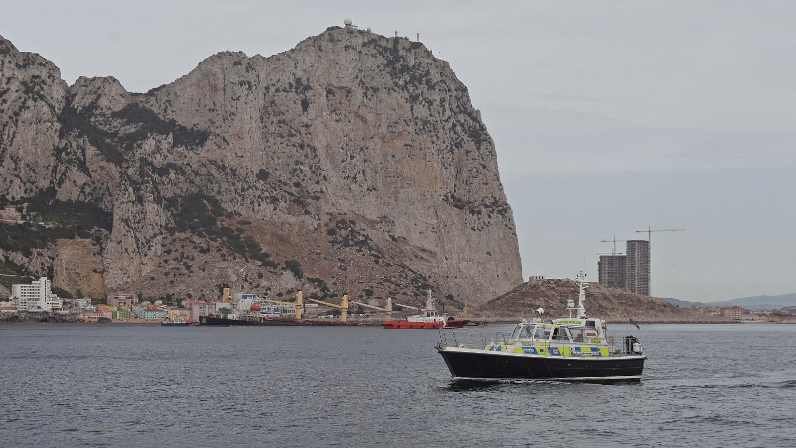 Fotos del buque hundido en Gibraltar y vertido en la playa de Poniente de La Línea