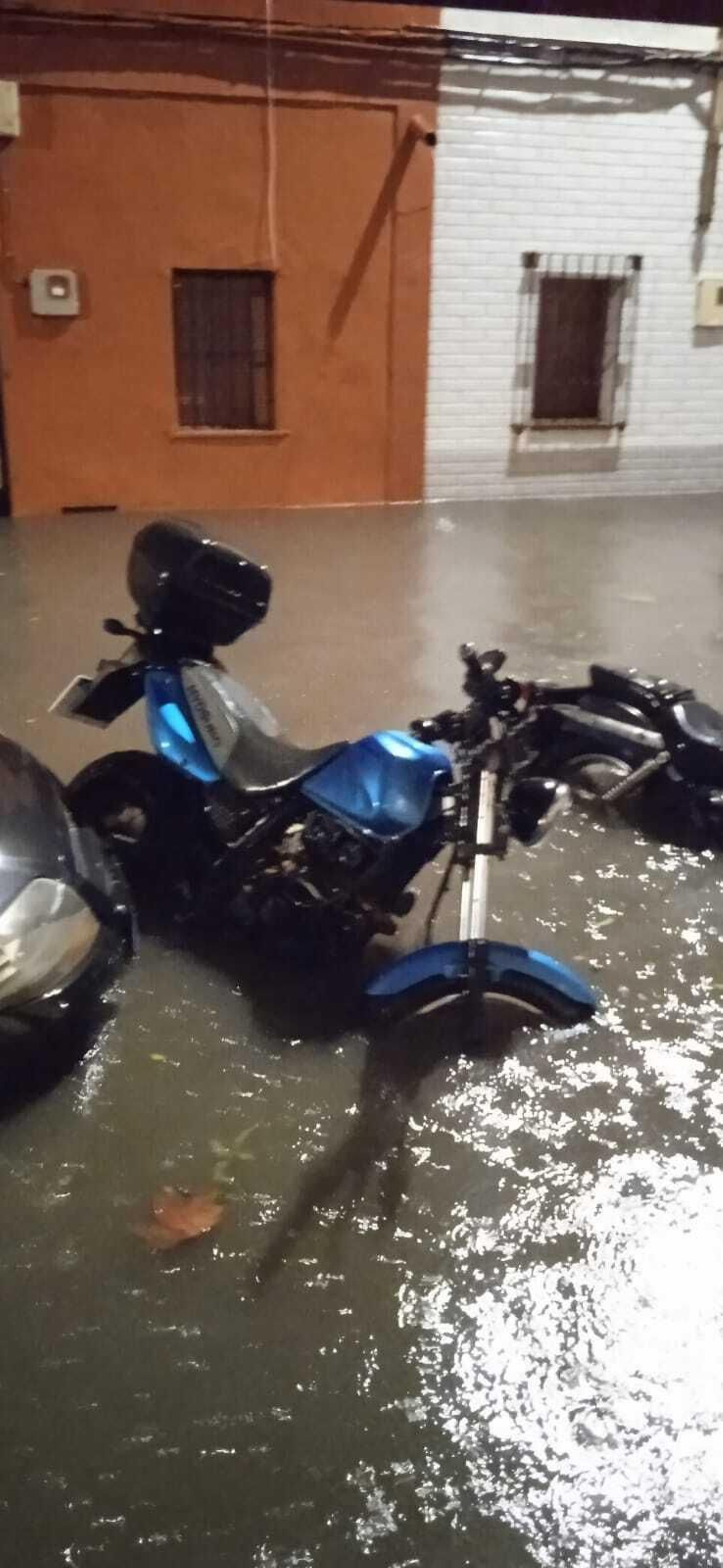 Varios vehículos en una zona anegada en La Línea.