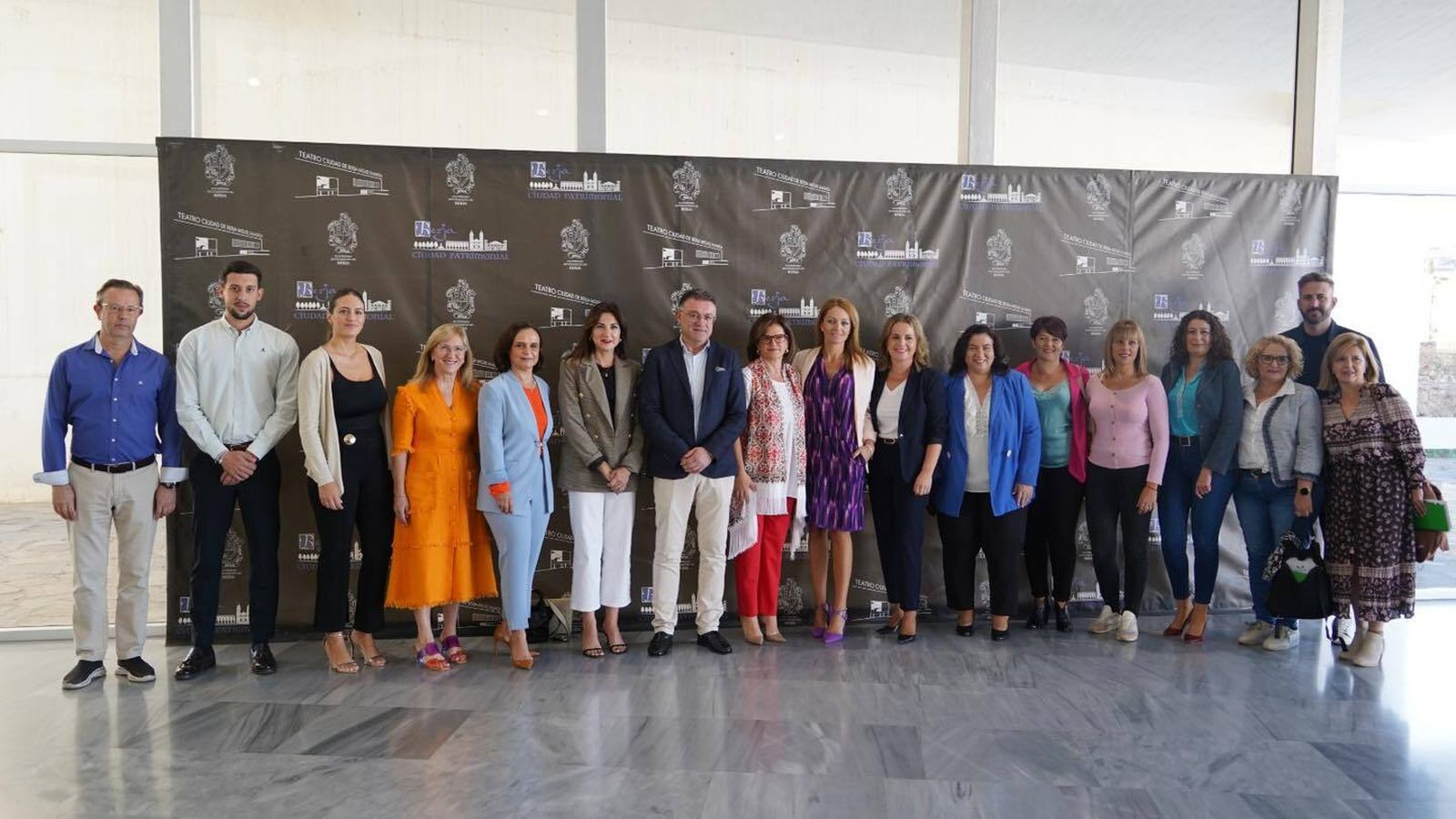 Foto de familia de organizadores y autoridades