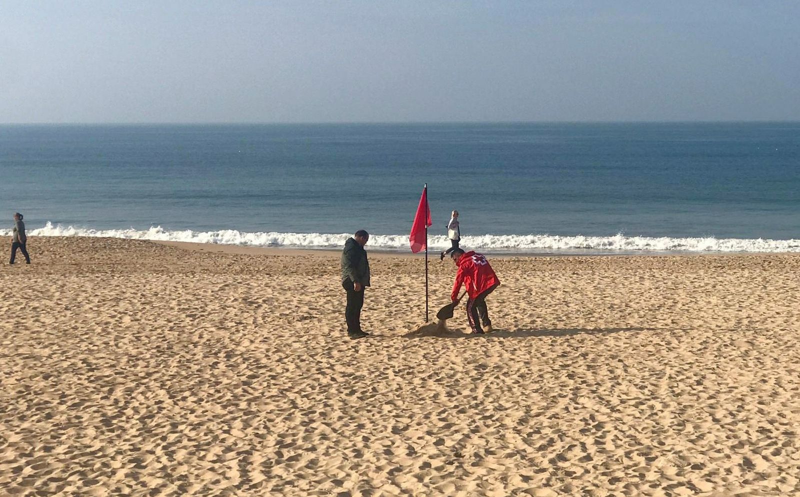 Colocación de bandera roja en la playa de la Barrosa, Chiclana de la Frontera (Cádiz)