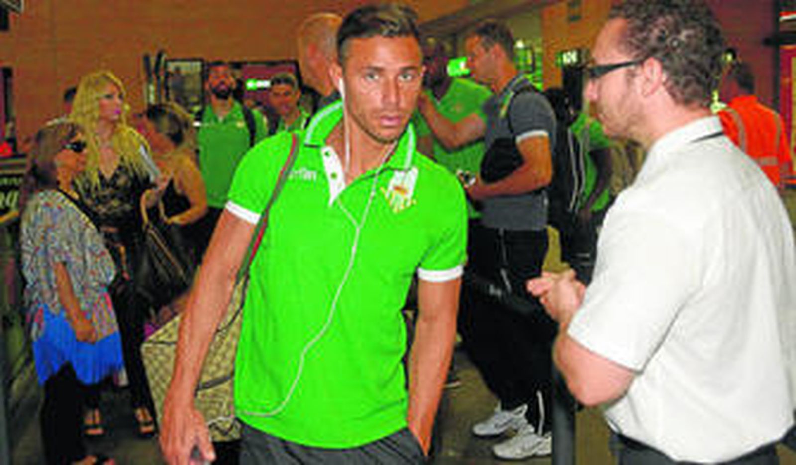 Rubén Castro, con los auriculares puestos, antes de viajar para disputar el partido ante Osasuna en El Sadar.