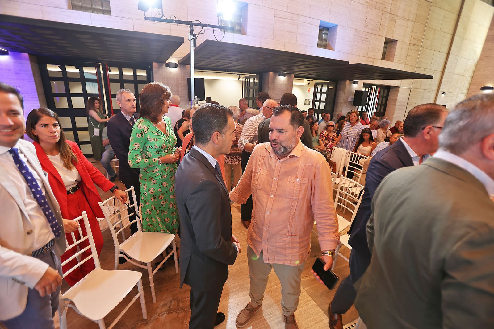 Imágenes de la celebración del primer aniversario del Gobierno Local de Pilar Miranda en el consistorio onubense.