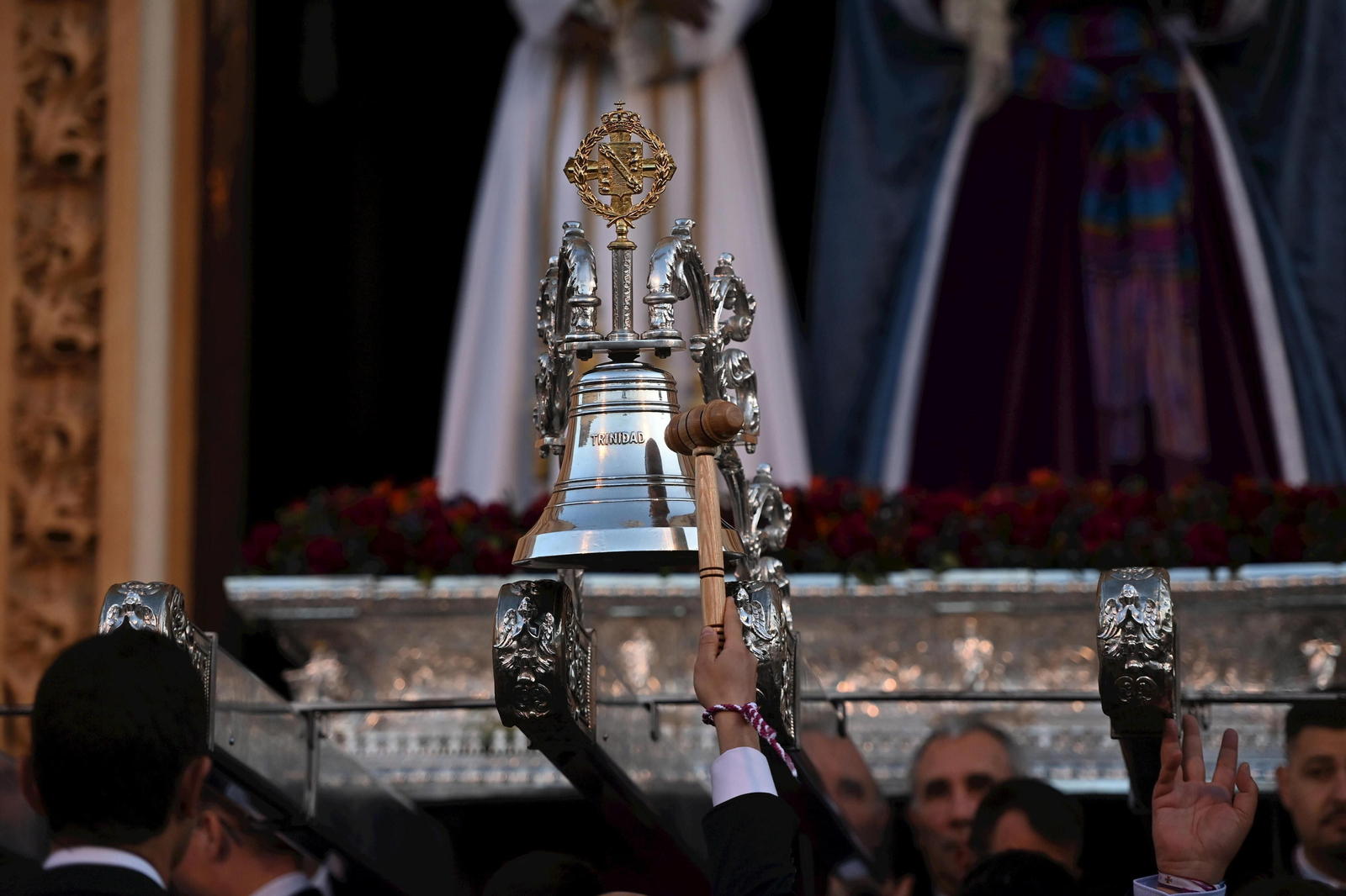 La misa del alba y el traslado del Cautivo, en fotos