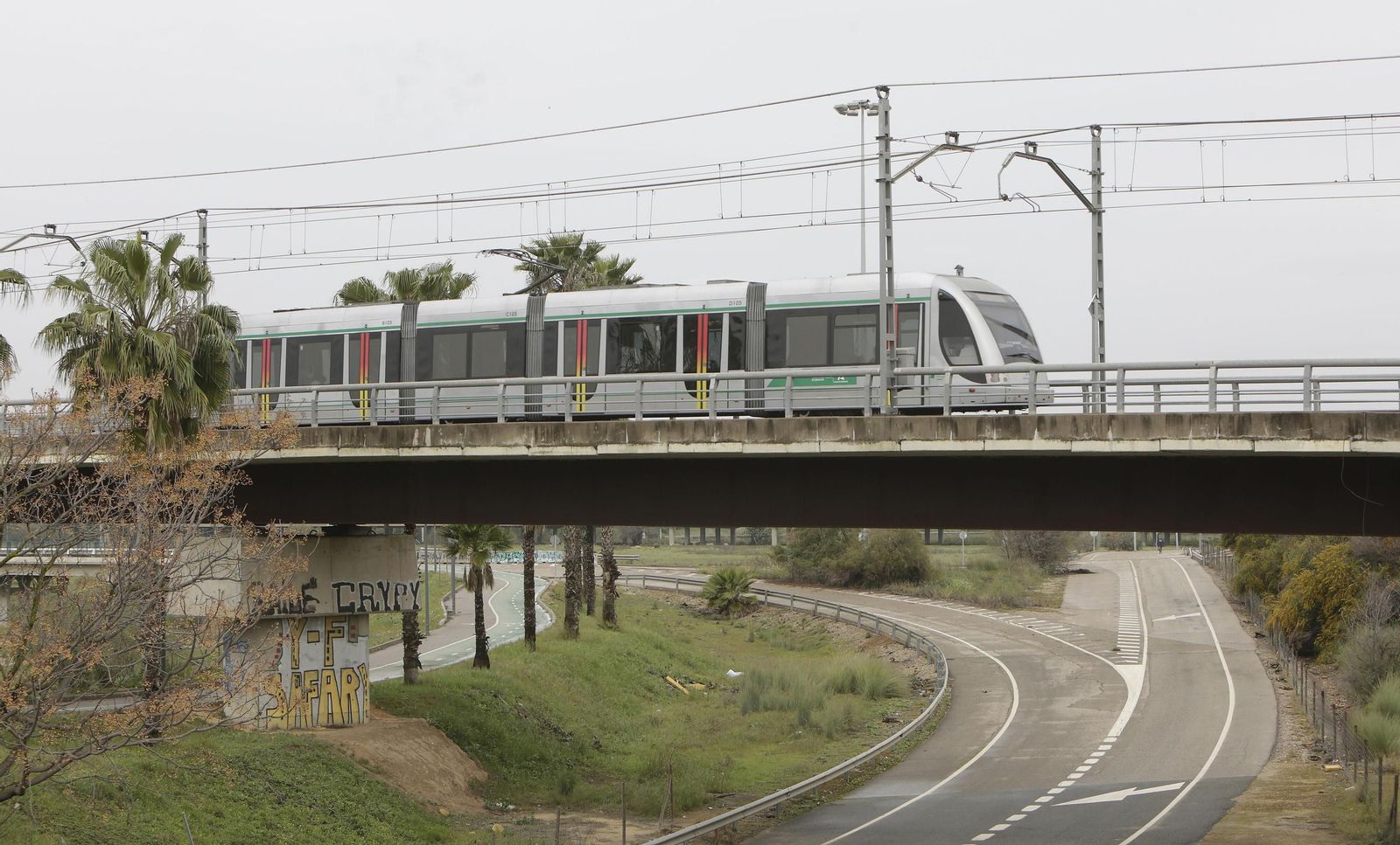 Un vehículo de la línea 1 del Metro de Sevilla a su paso por el Aljarafe.