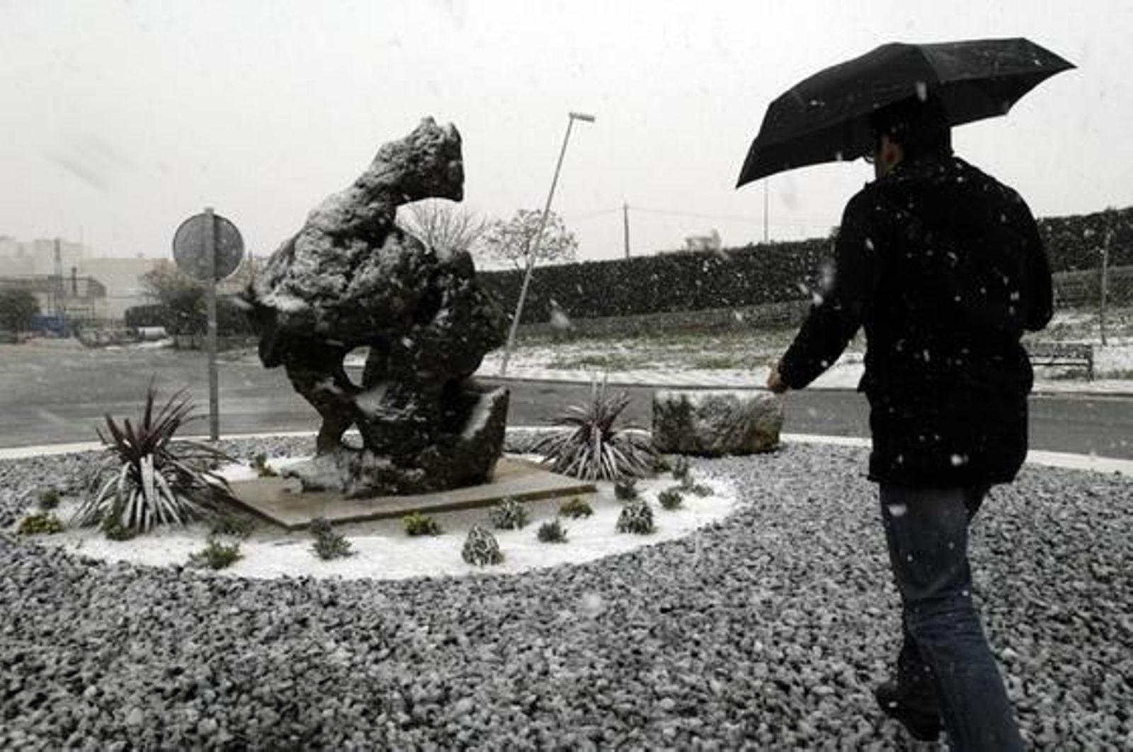 Un hombre contempla la nieve de la localidad.

Foto: Juan Carlos Muñoz, Manuel Gómez, Antonio Pizarro