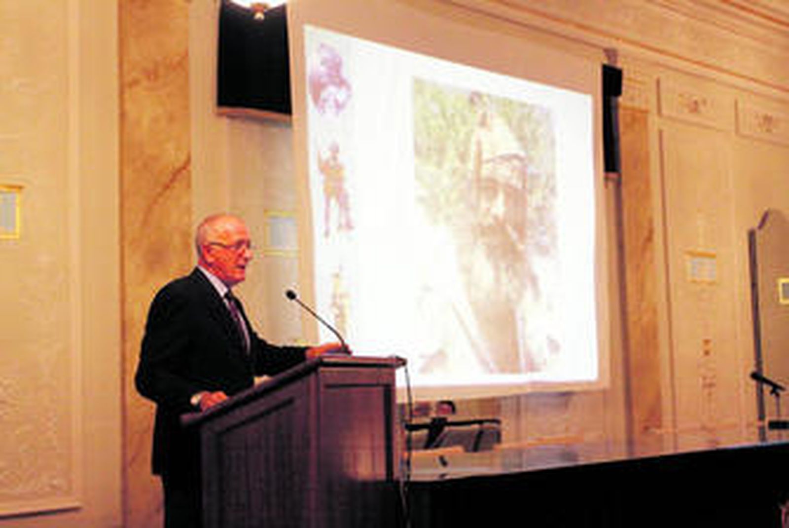 El general Coloma Contreras durante la exposición de su conferencia.