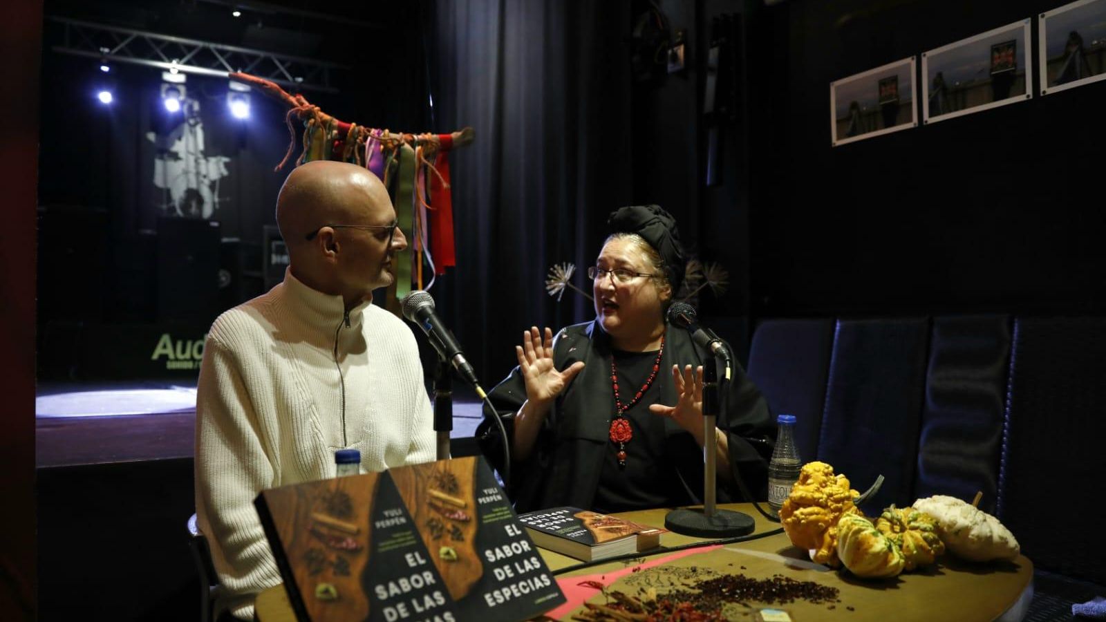 Momento de la presentación de Yuli Perpén con Néstor López de la librería Ares