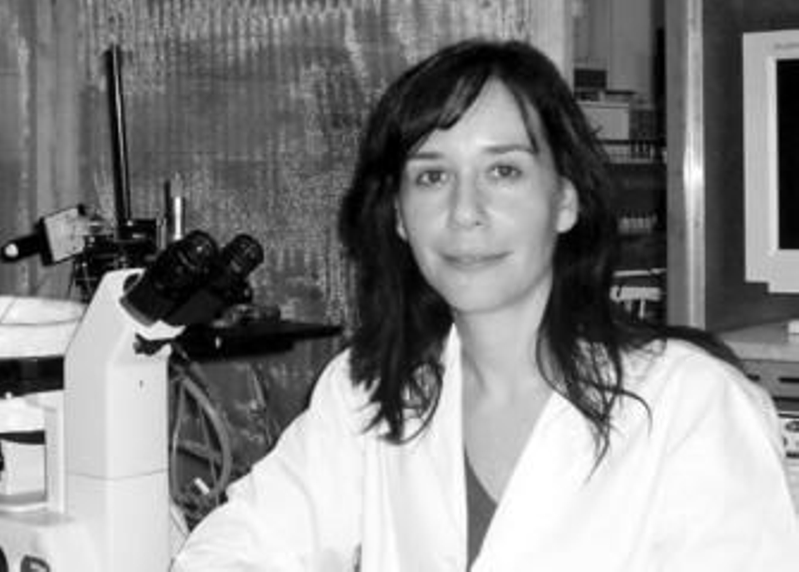 Berrocoso posa en el laboratorio de la Universidad de Cambridge donde trabaja gracias a la beca Marie Curie.