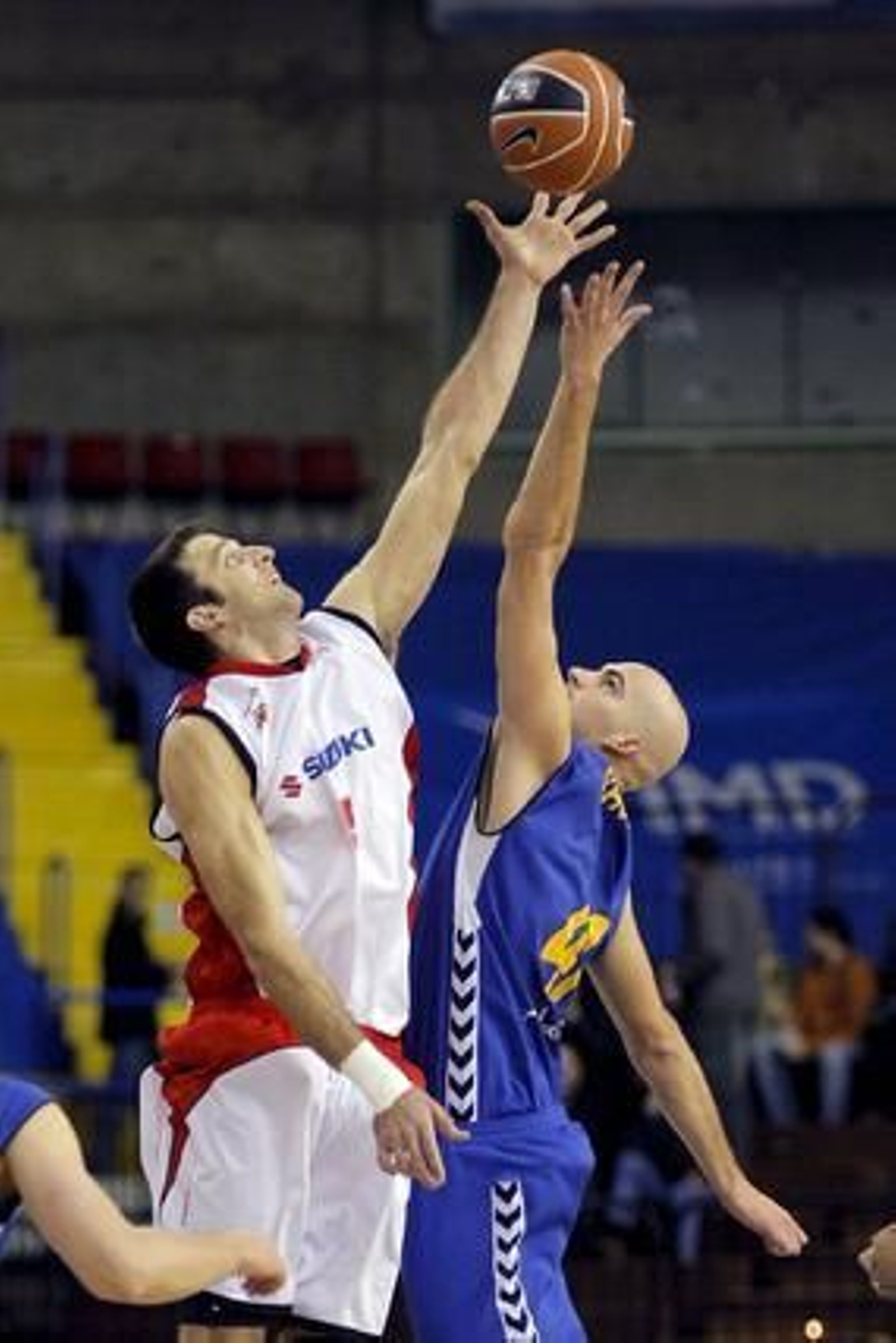 Cusworth y Rey saltan por el balón.

Foto: Efe