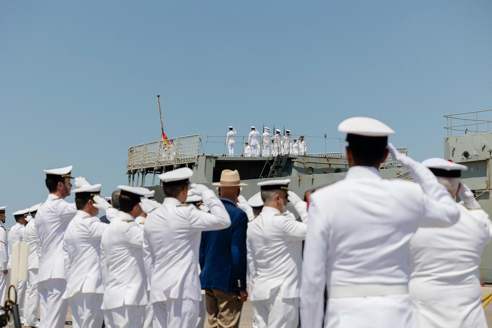 Las imagenes del acto de baja oficial del buque 'Contramaestre Casado' de la Armada