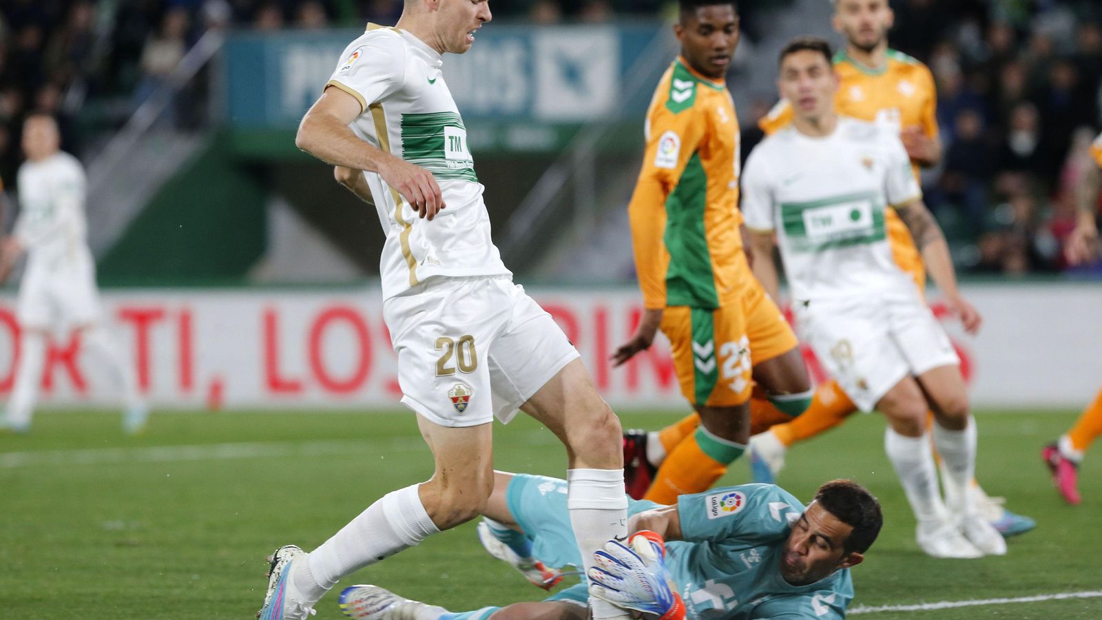 Abner observa una jugada entre Gumbau y Claudio Bravo.