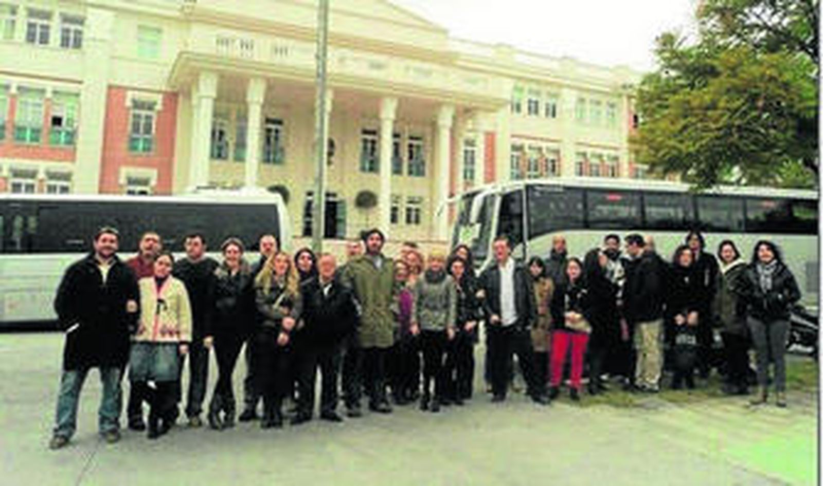 Familias y docentes concentrados ayer ante las puertas del centro.