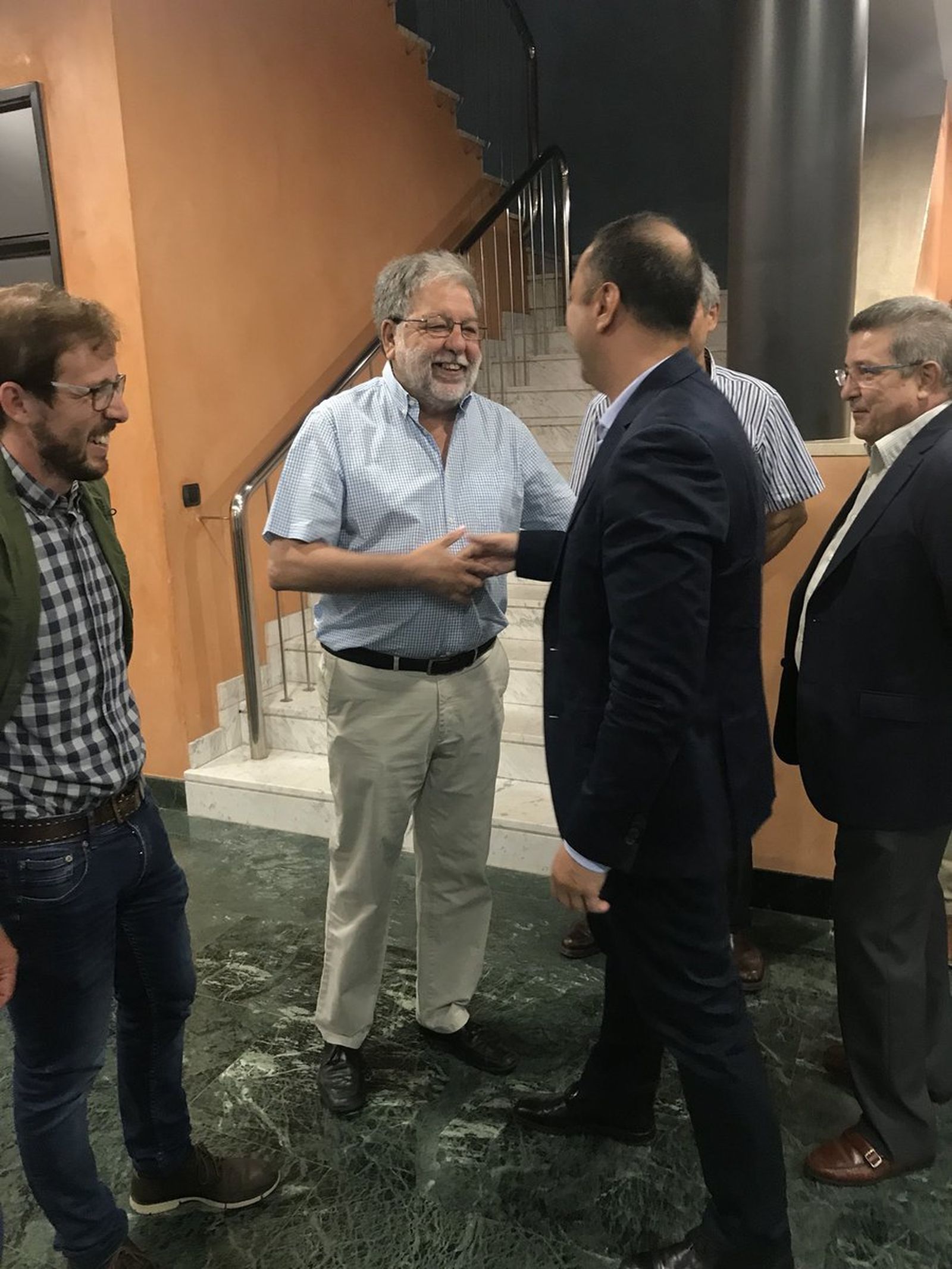 Celis saluda a Toscano.