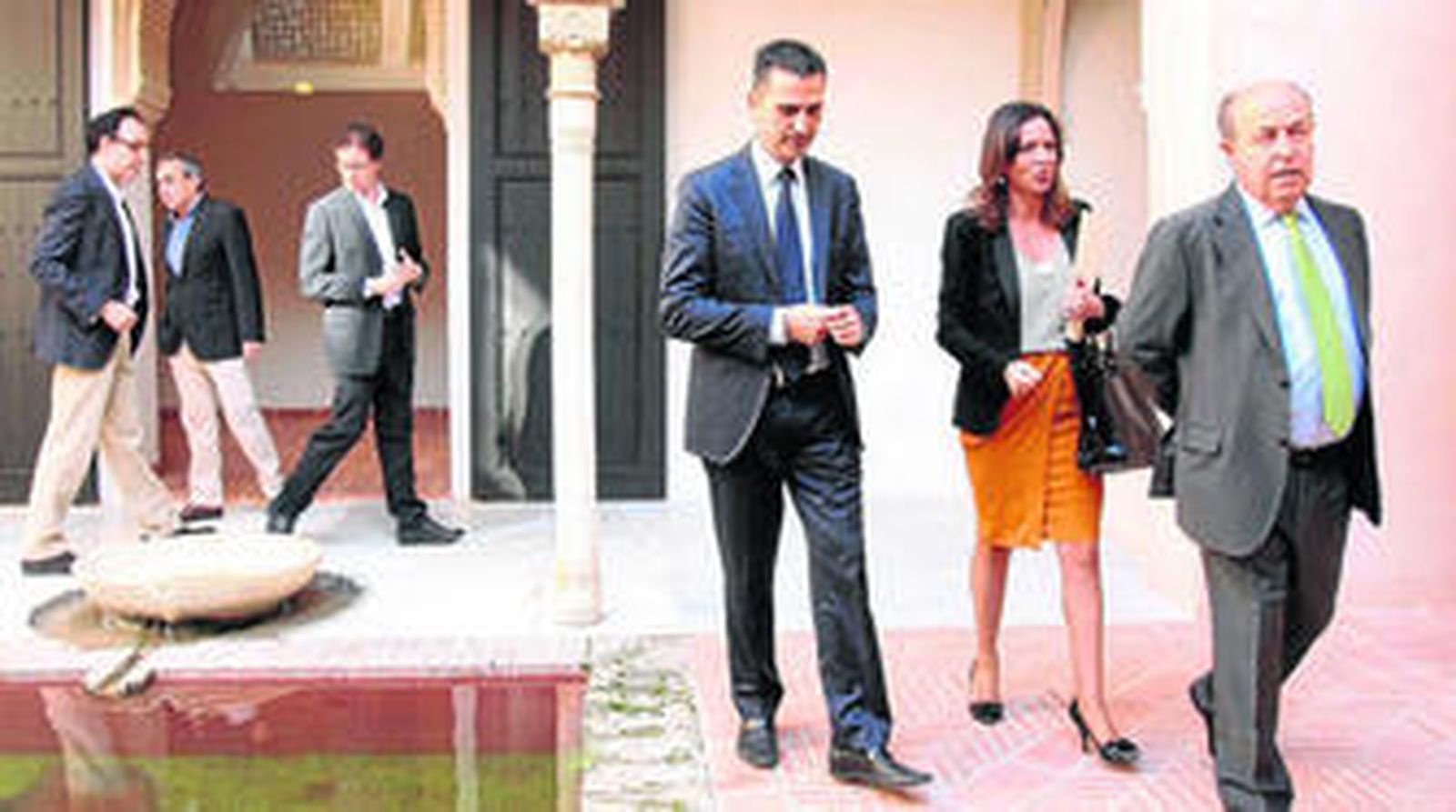 El alcalde de Granada (dcha.), ayer, durante la visita a la Casa de Zafra.