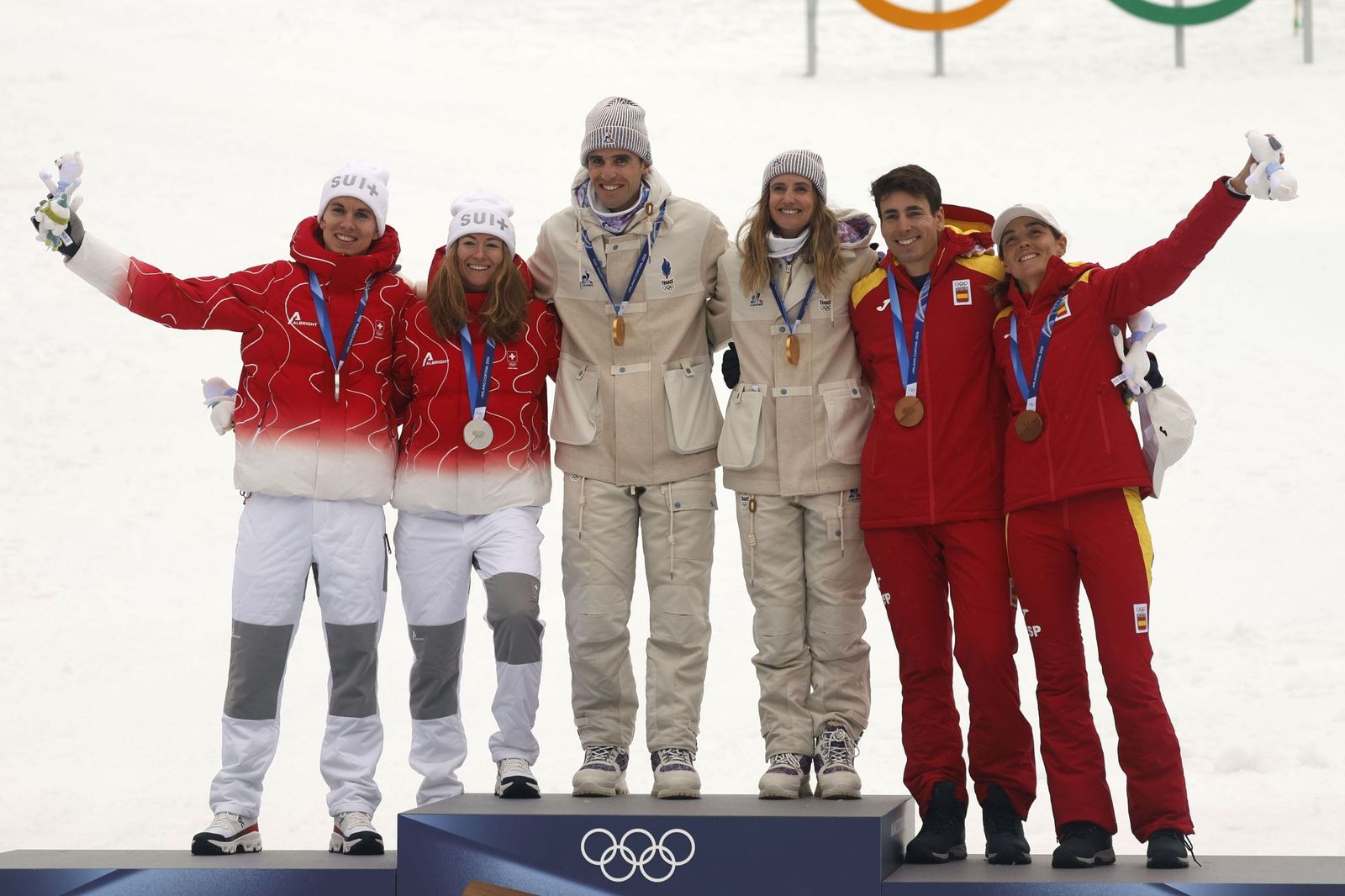 Los españoles posan en el podio junto a las otras parejas medallistas