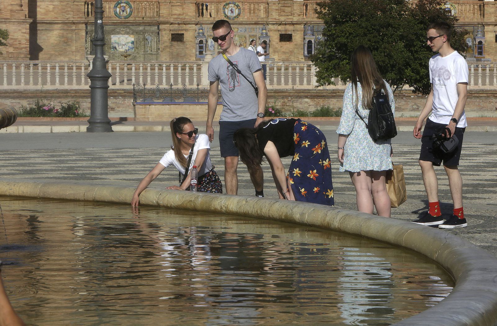 Jóvenes se refrescan.