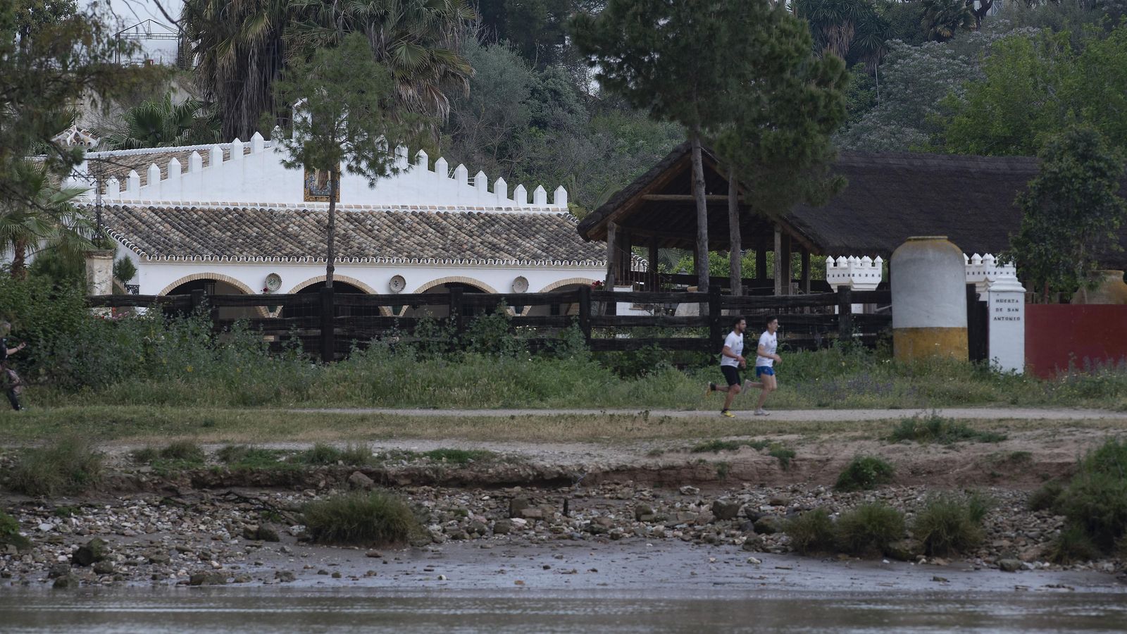 Finca del torero Morante de la Puebla, con su playita delante.