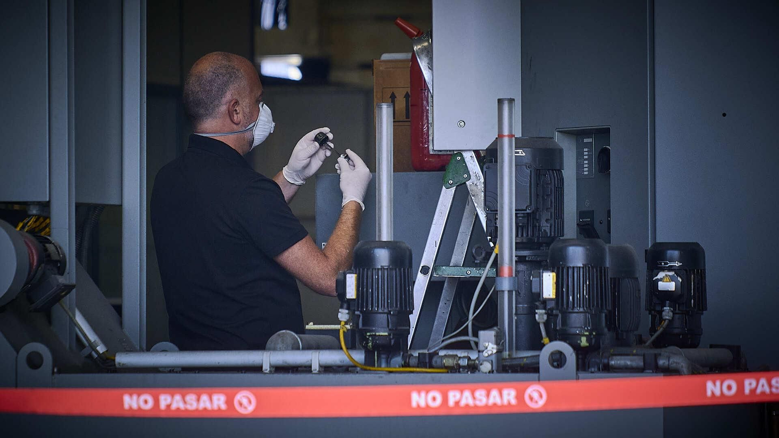 Un trabajador de una empresa aeronáutica trabajando