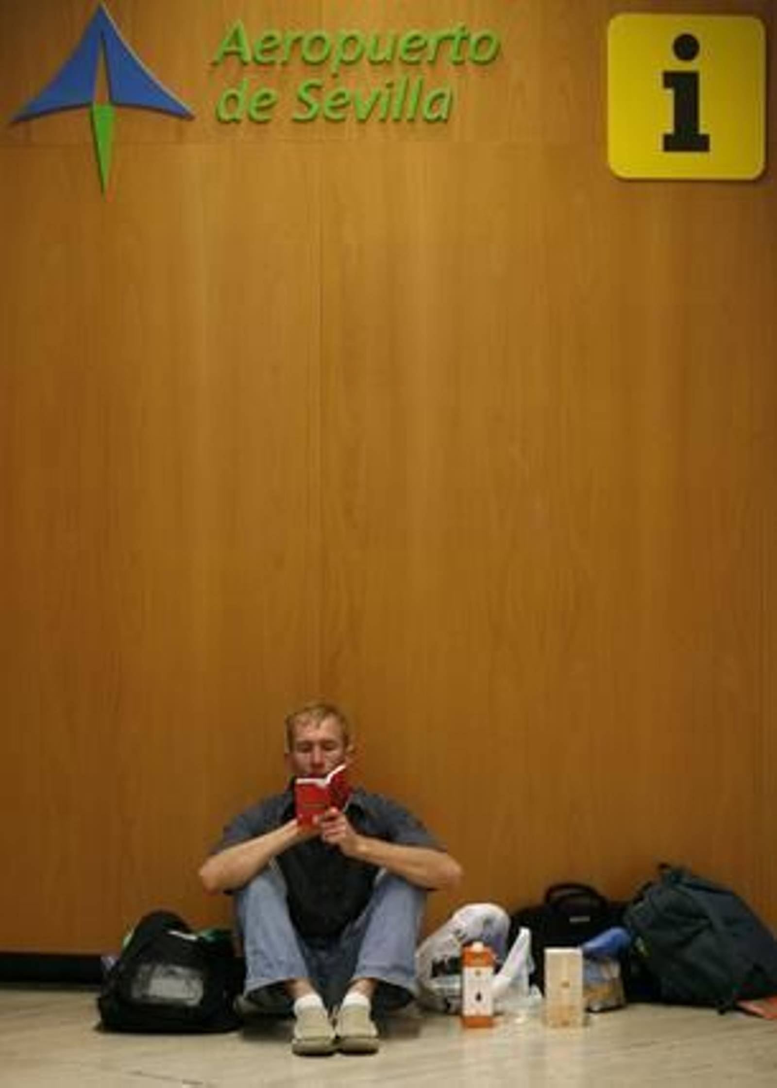 La nube de ceniza del volcán isladés provoca el cierre de San Pablo.

Foto: Marcelo del Pozo (Reuters)