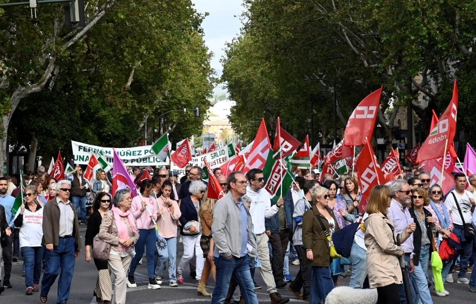 La manifestación en defensa de la sanidad pública en Córdoba, en imágenes