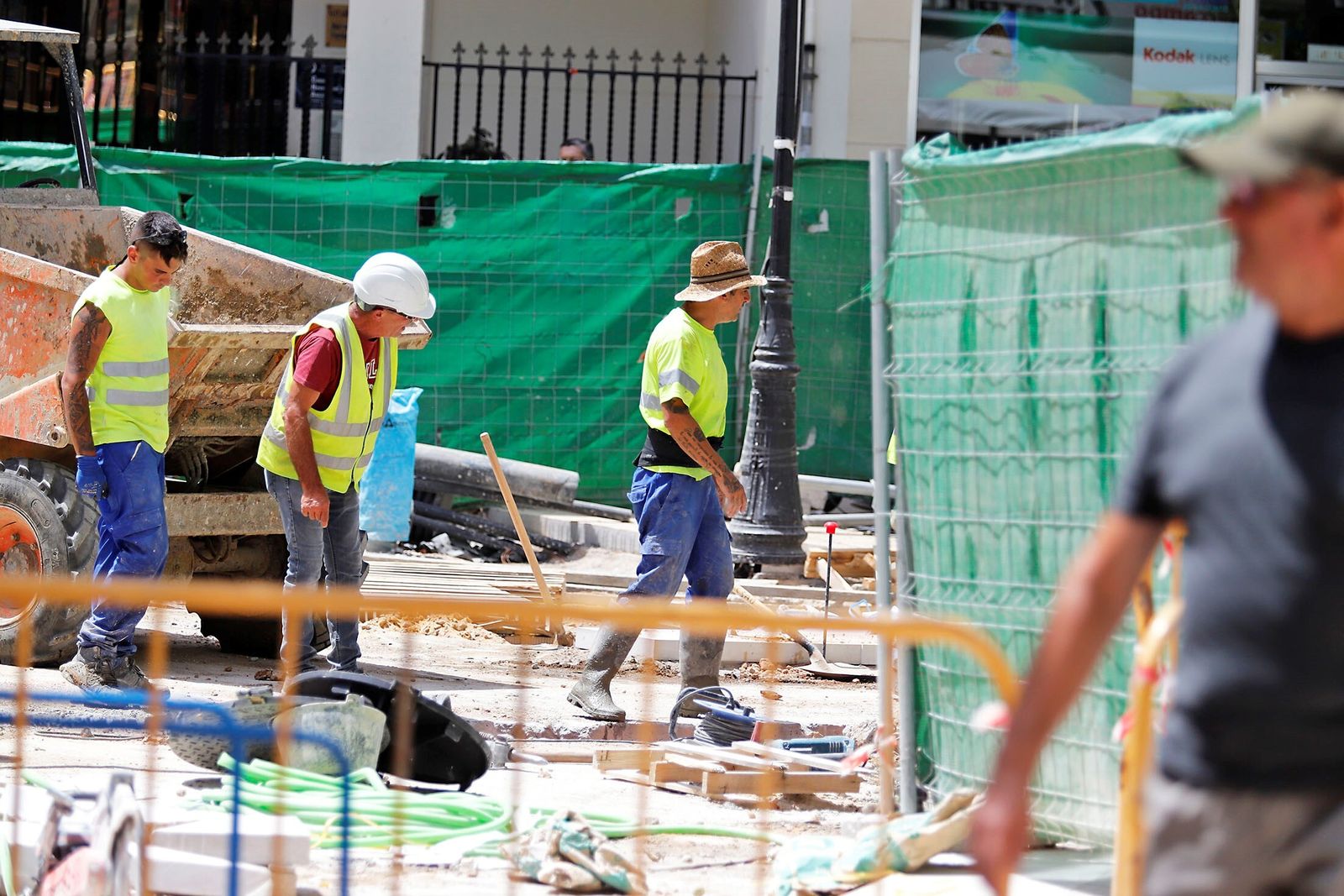 Operarios en una obra en Huelva capital.
