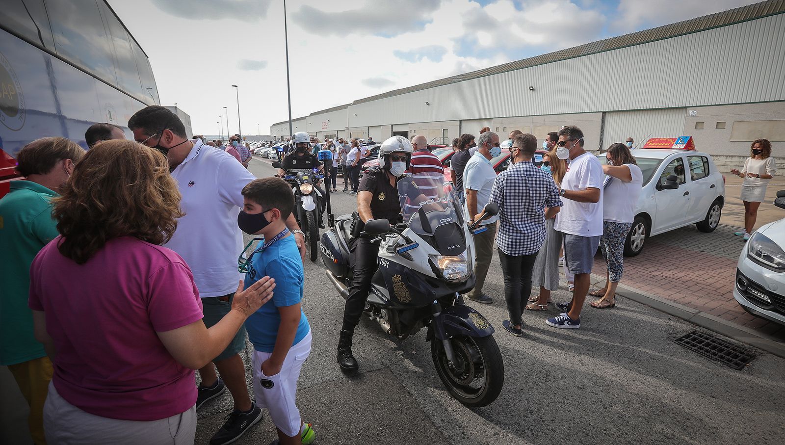Imágenes de la caravana de protesta de las autoescuelas  por la falta de examinadores