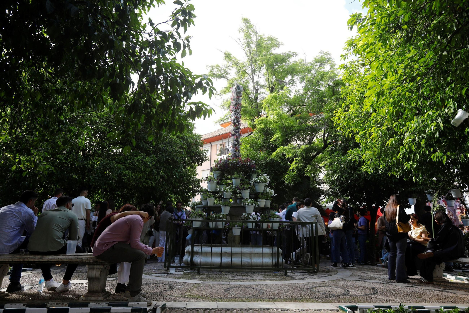 Las mejores fotos de unas Cruces de Córdoba abarrotadas para dar la bienvenida al fin de semana