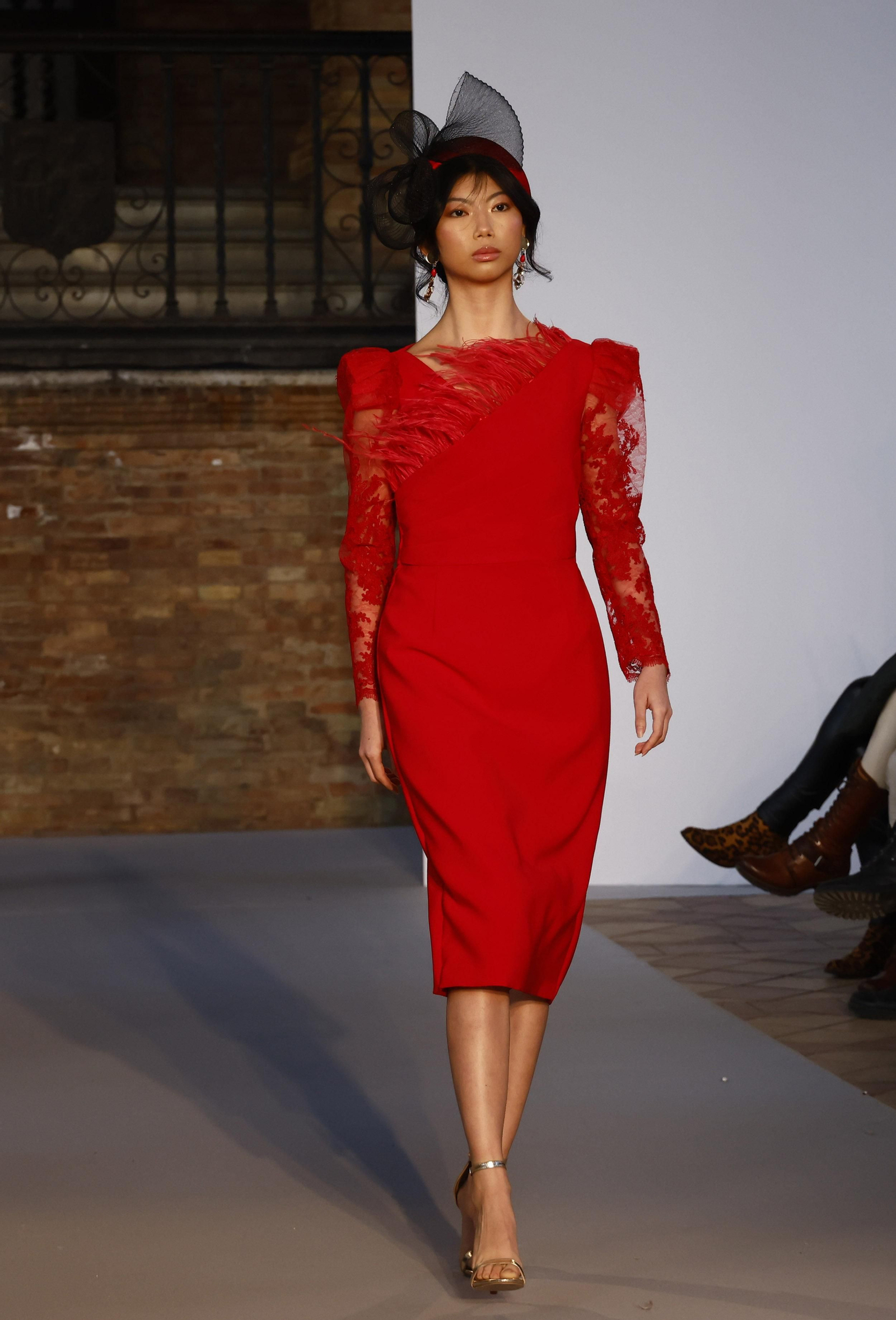 Las tendencias en vestidos de novia e invitada de la pasarela SIQ, en fotos