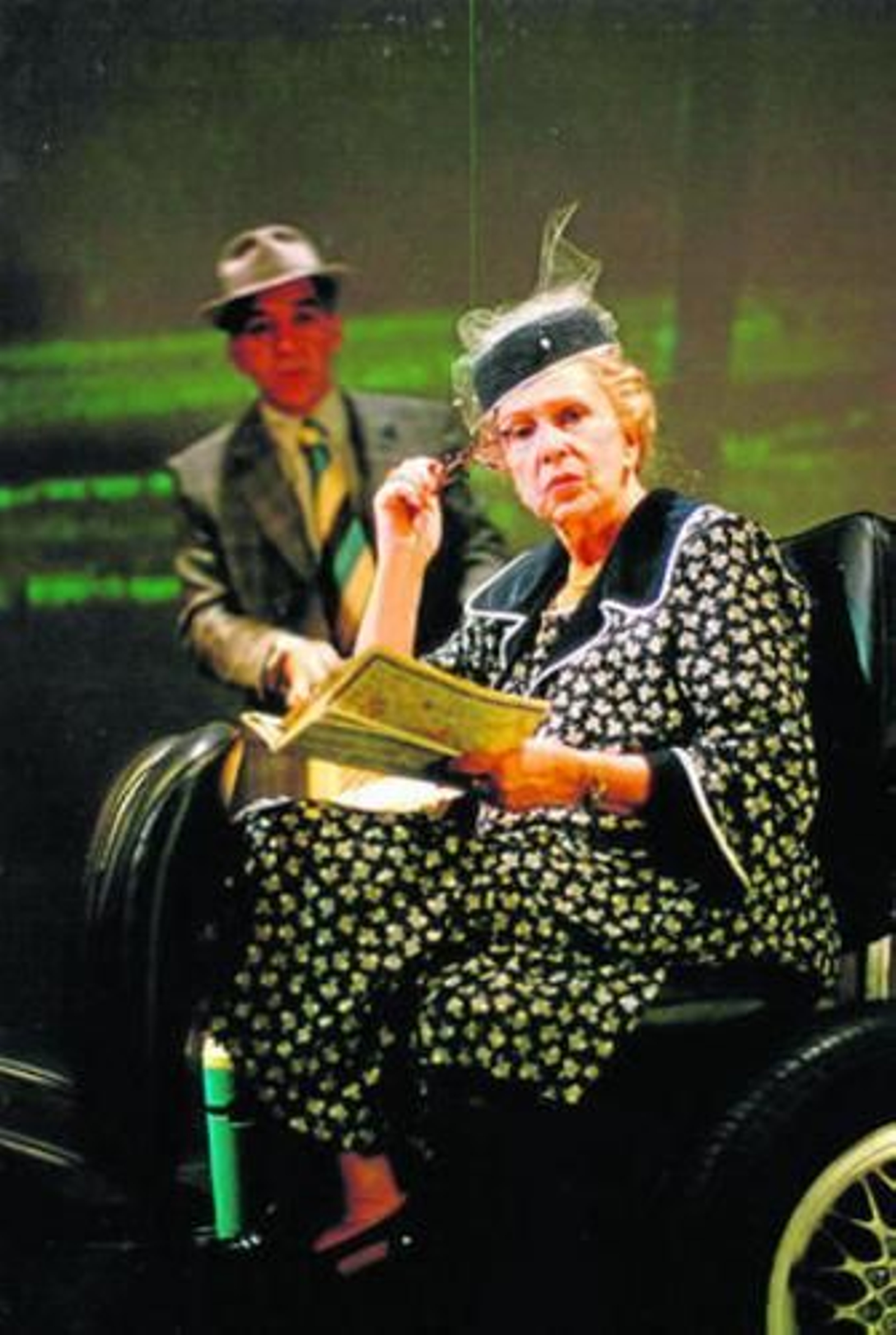 Rivelles, en la obra 'Paseando a Miss Daisy' en el año 2001; abajo, en una imagen de 1995.