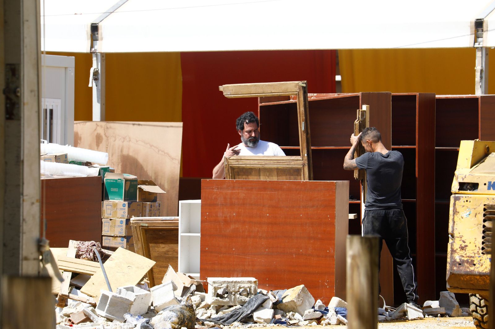 El desmontaje de las casetas y atracciones de la Feria de Córdoba, en imágenes
