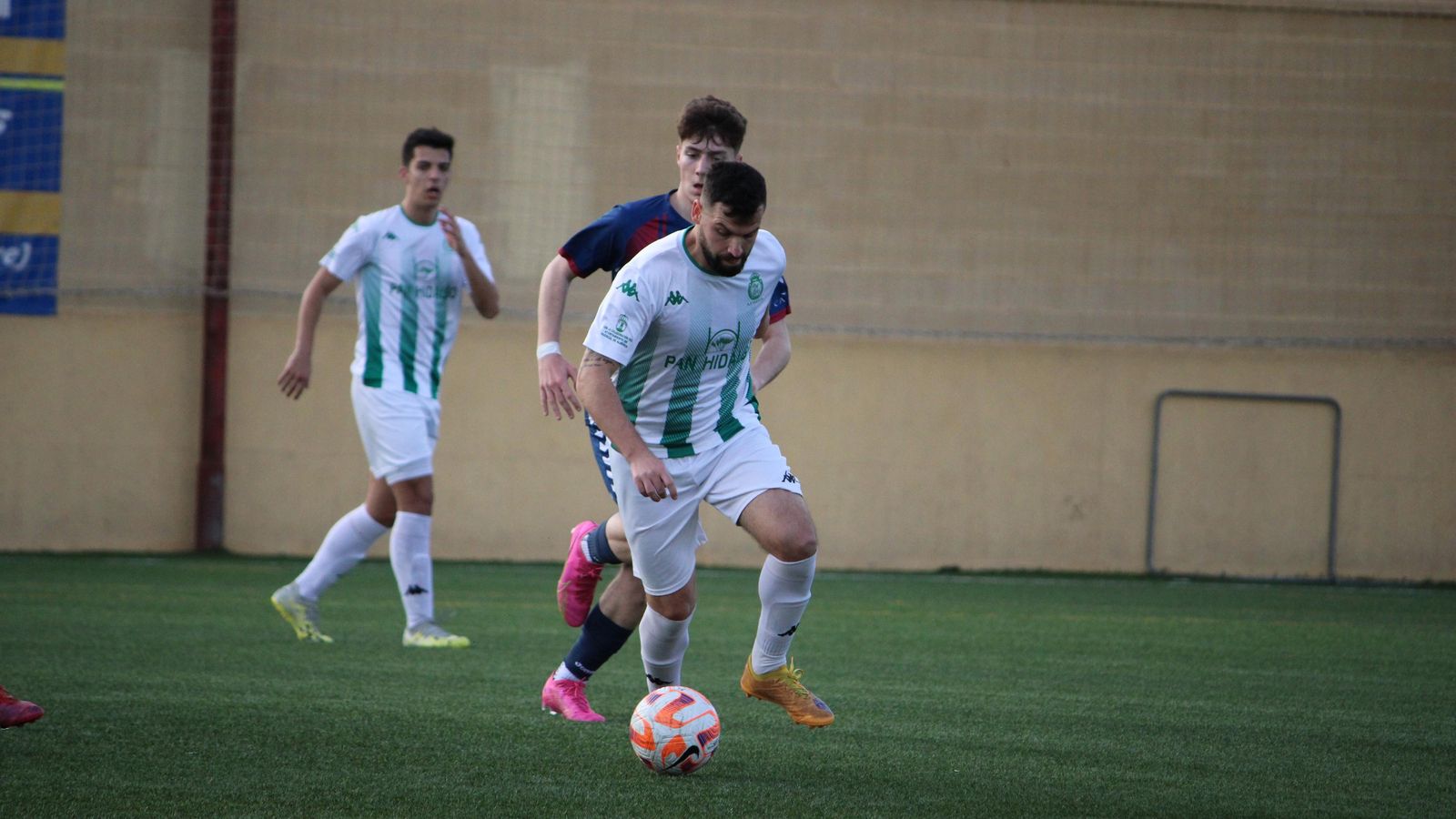 Un jugador del Huércal conduce el balón durante el encuentro de la pasada jornada. Un jugador del Huércal conduce el balón durante el encuentro de la pasada jornada.