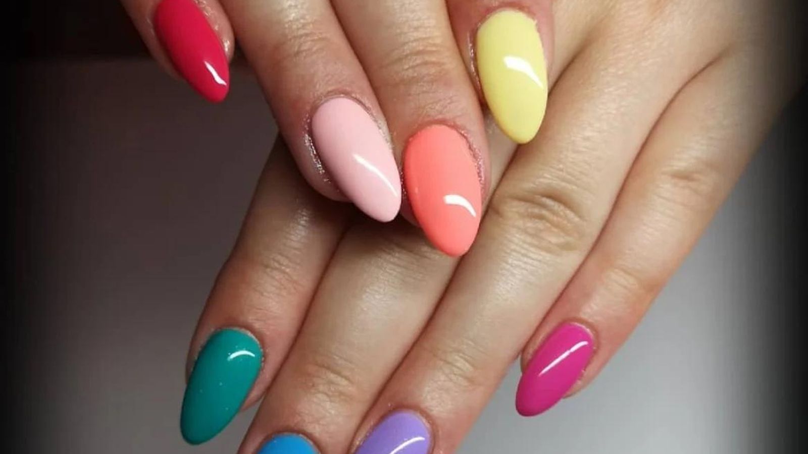 Manicura multicolor.