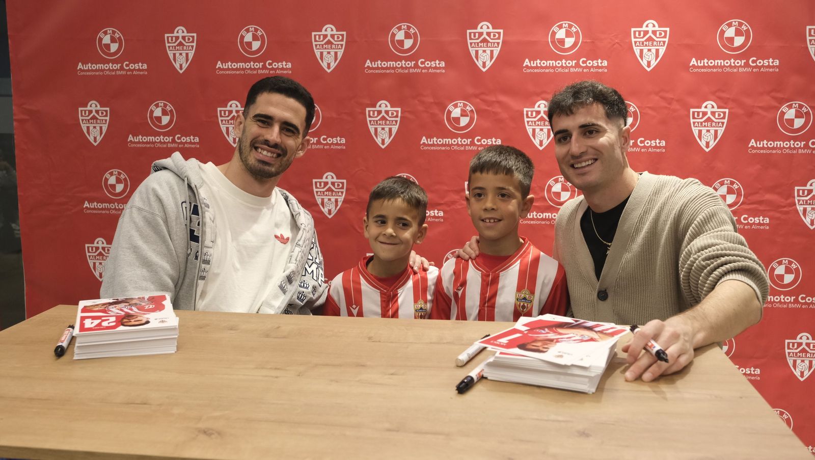 Jon Mocillo y Miguel de la Fuente firman autógrafos en Automotor Costa BMW