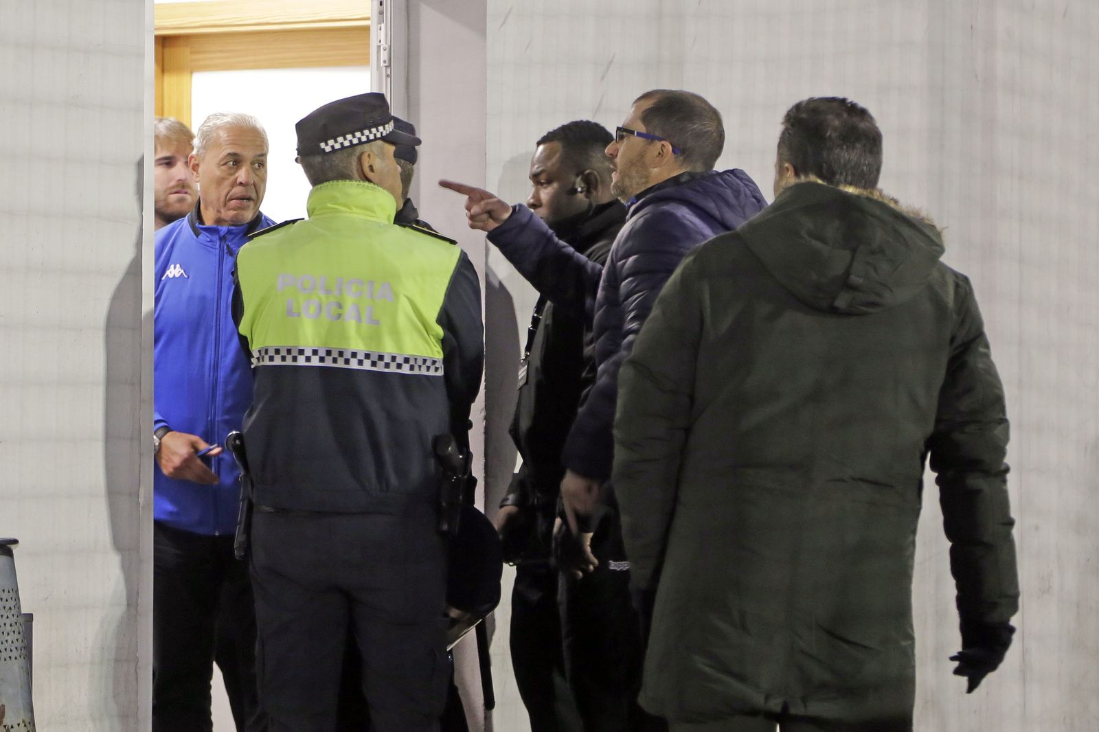 José Juan Romero, técnico bético, muy alterado tras el partido junto a la Policía.