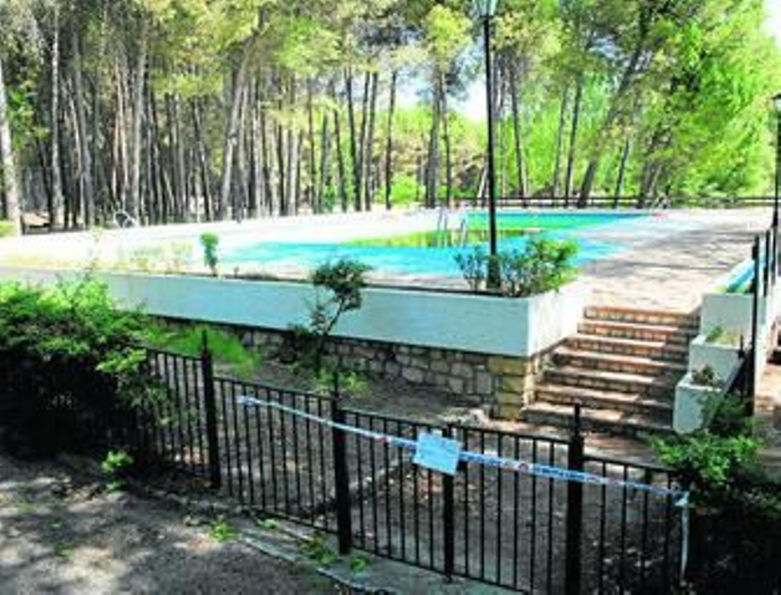 Aspecto actual que presenta la piscina tras ser precintada el 22 de junio.
