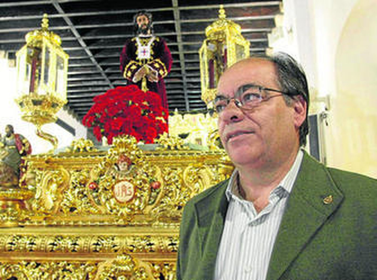 Manuel Delgado, junto a la talla del Medinaceli de Algeciras.