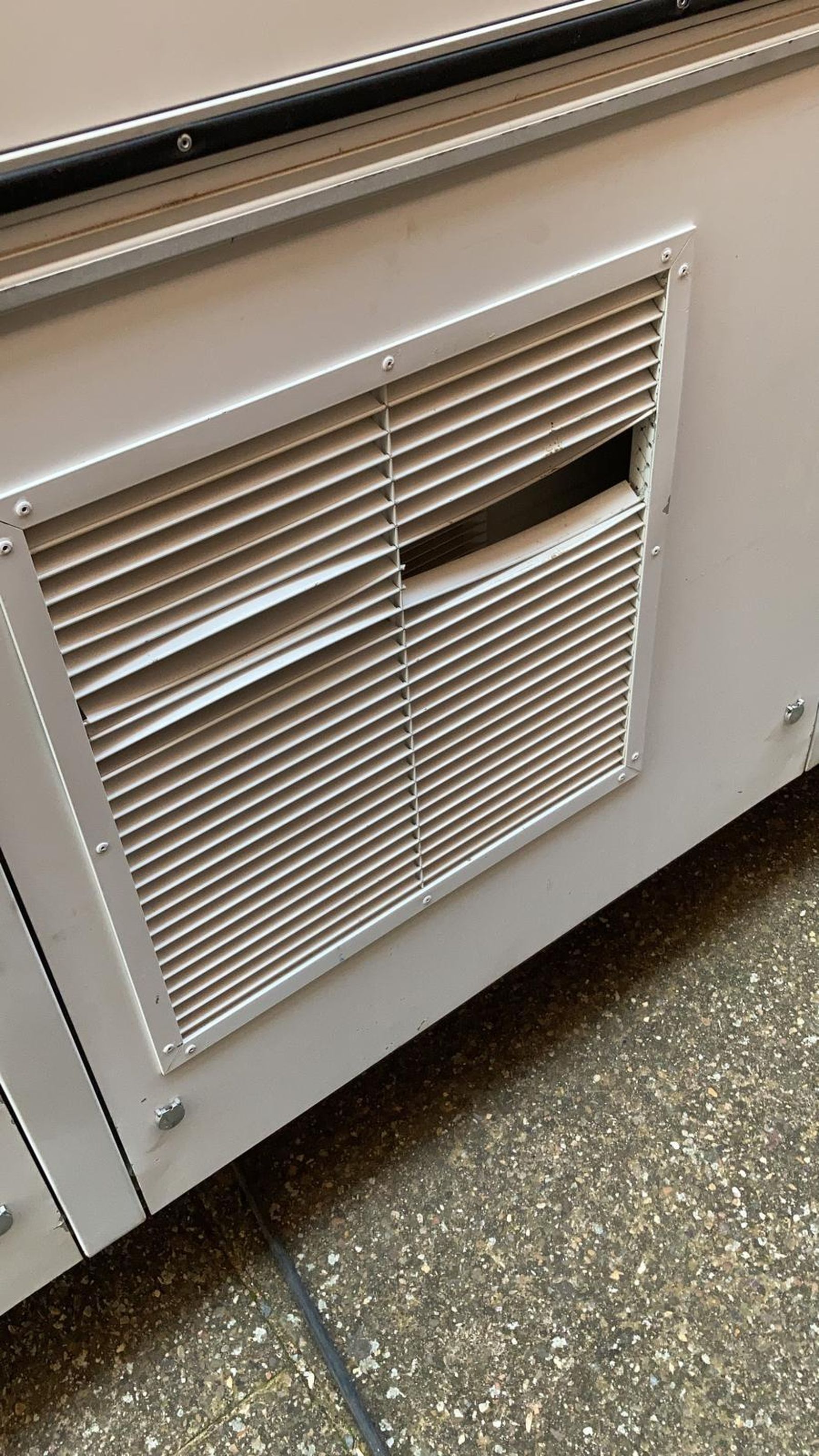 Los daños ocasionados en la unidad móvil de cribados en Camas.